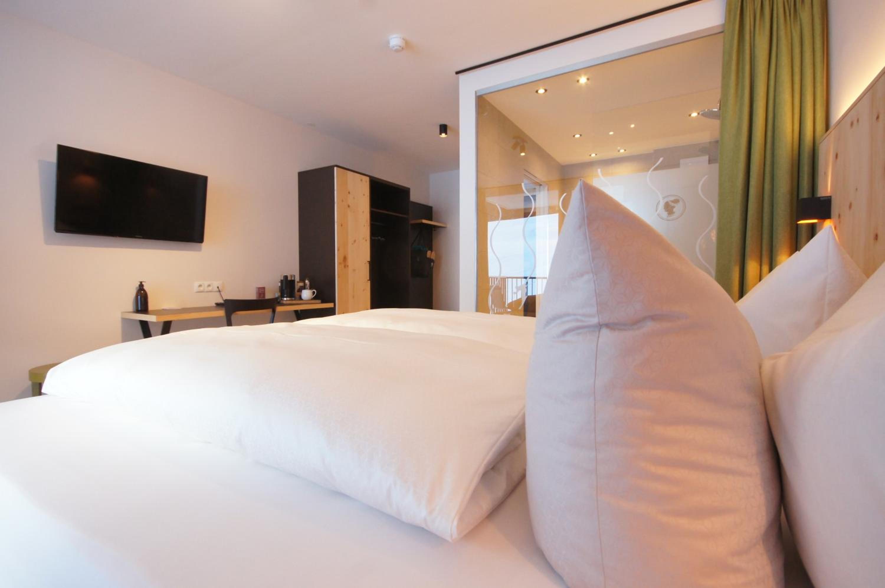 Deluxe Double Room with Shower photo 3