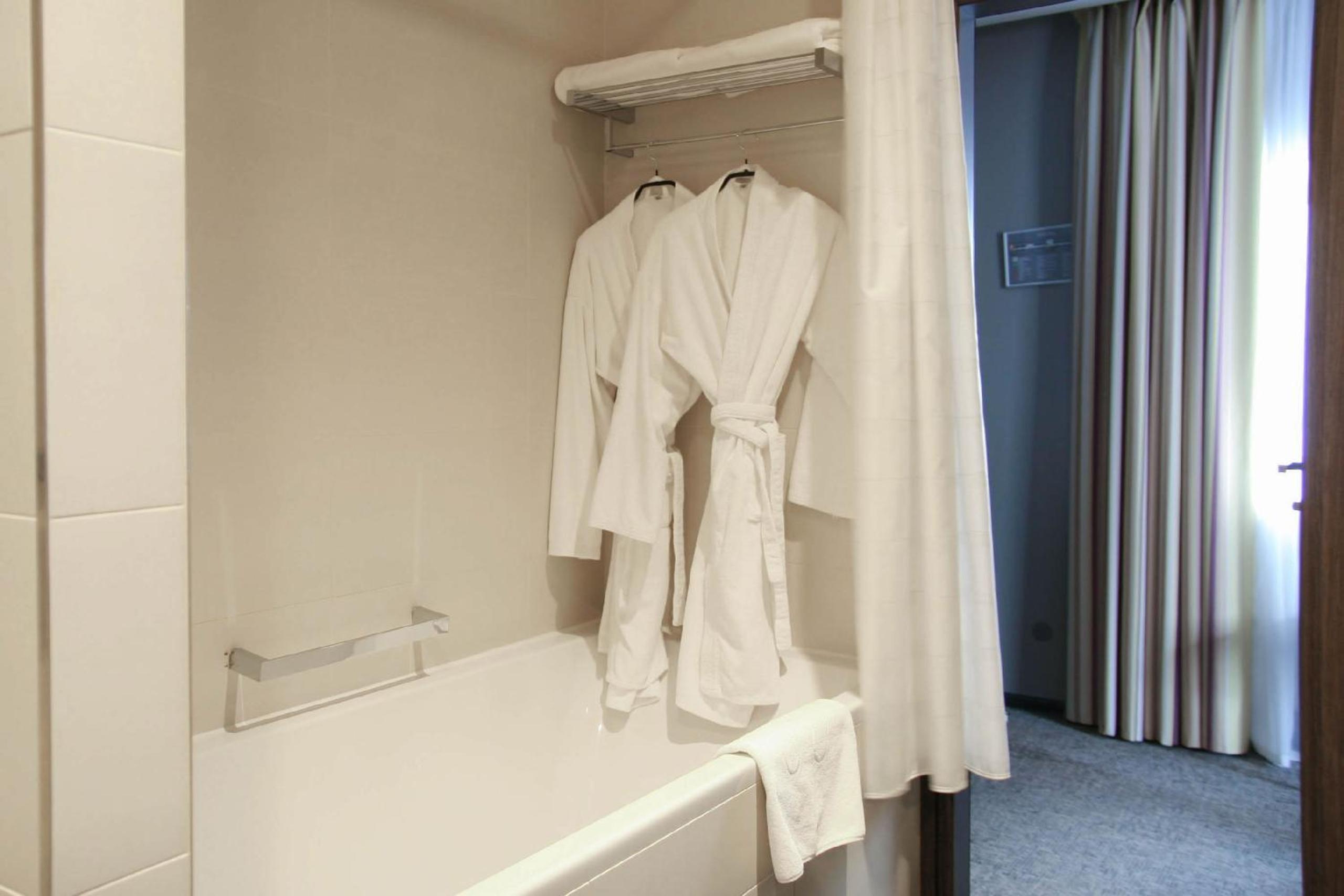 Deluxe King Room - Photo 5