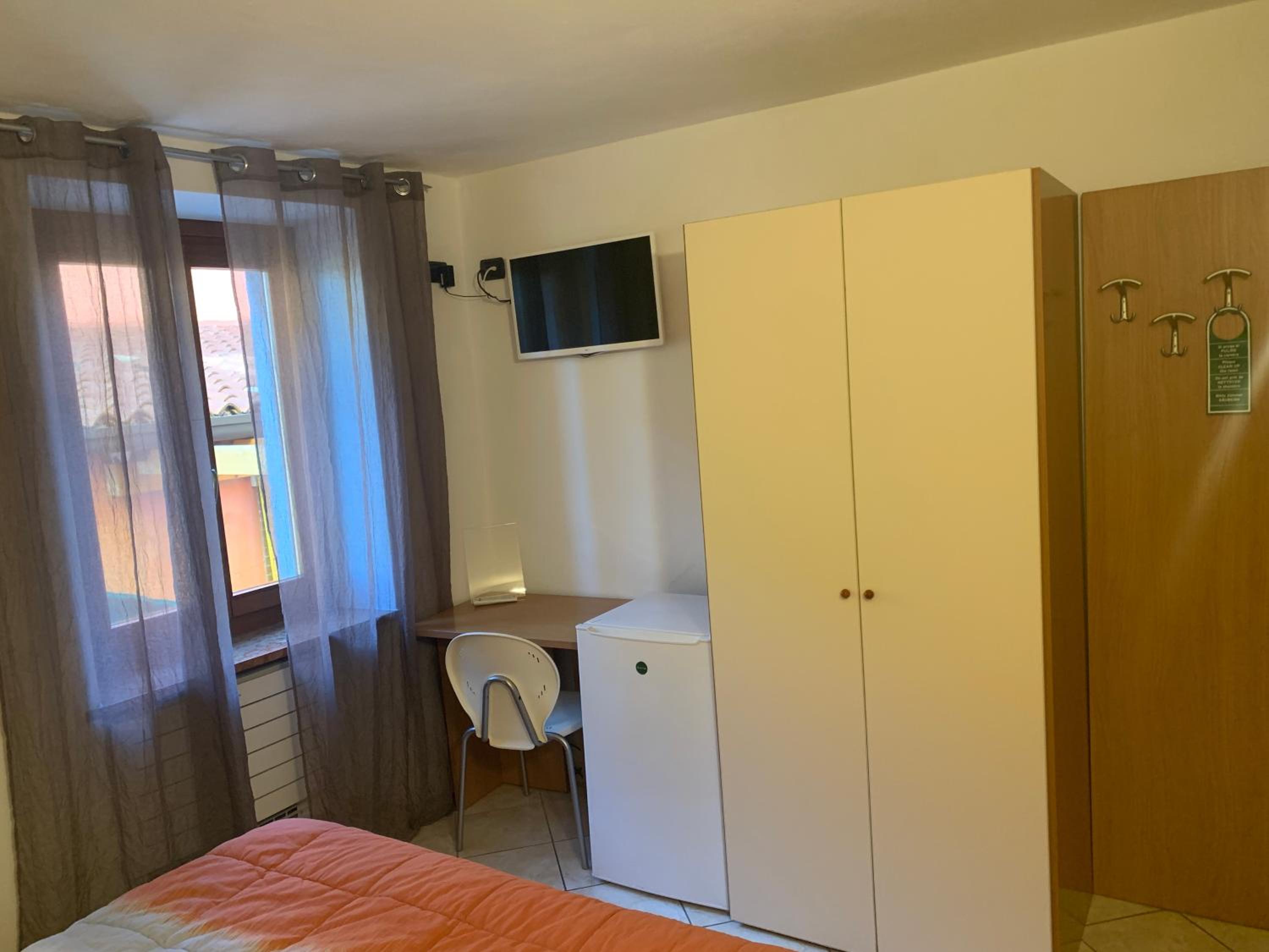 Double Room with Private Bathroom - Photo 7
