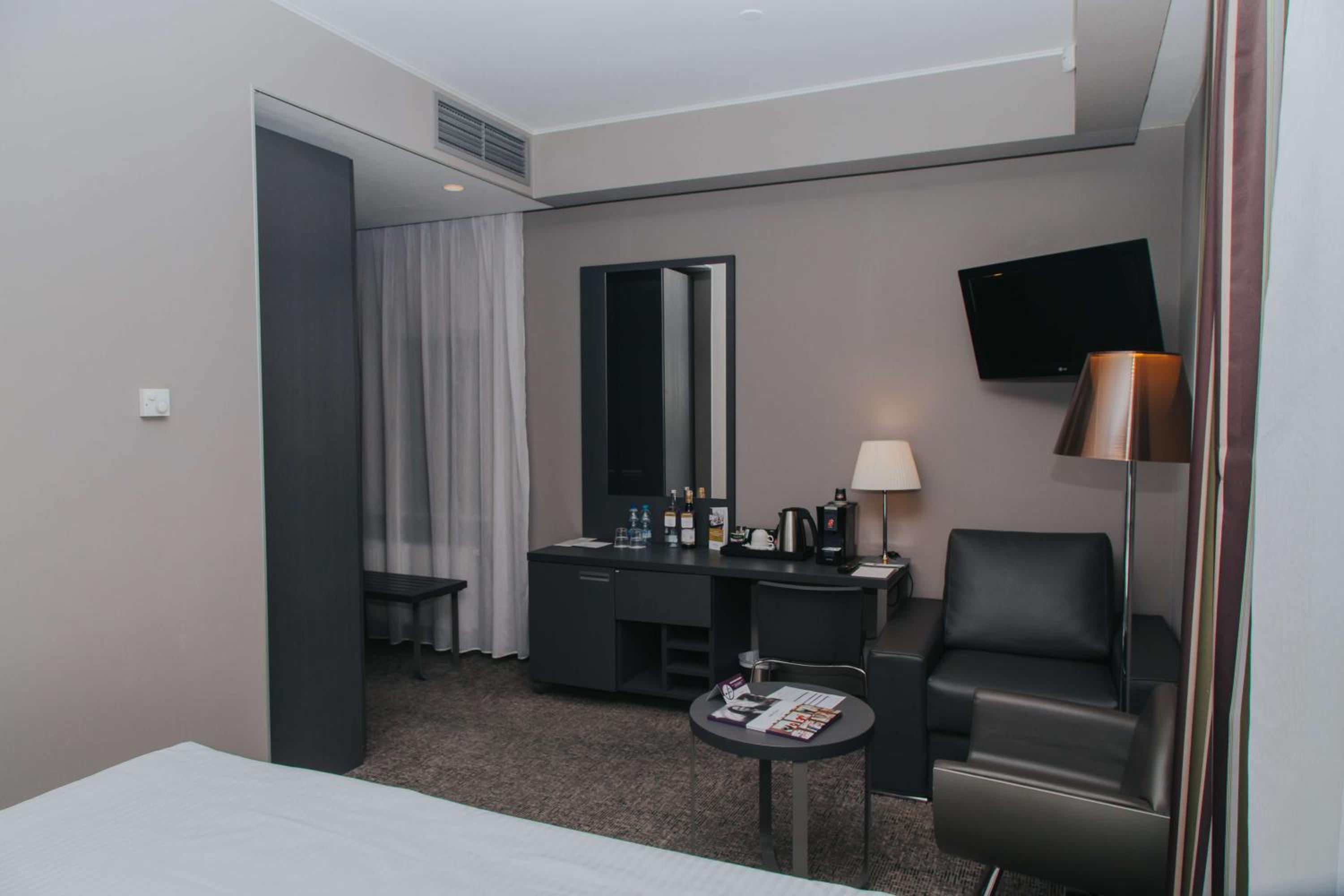 Deluxe King Room - Photo 6