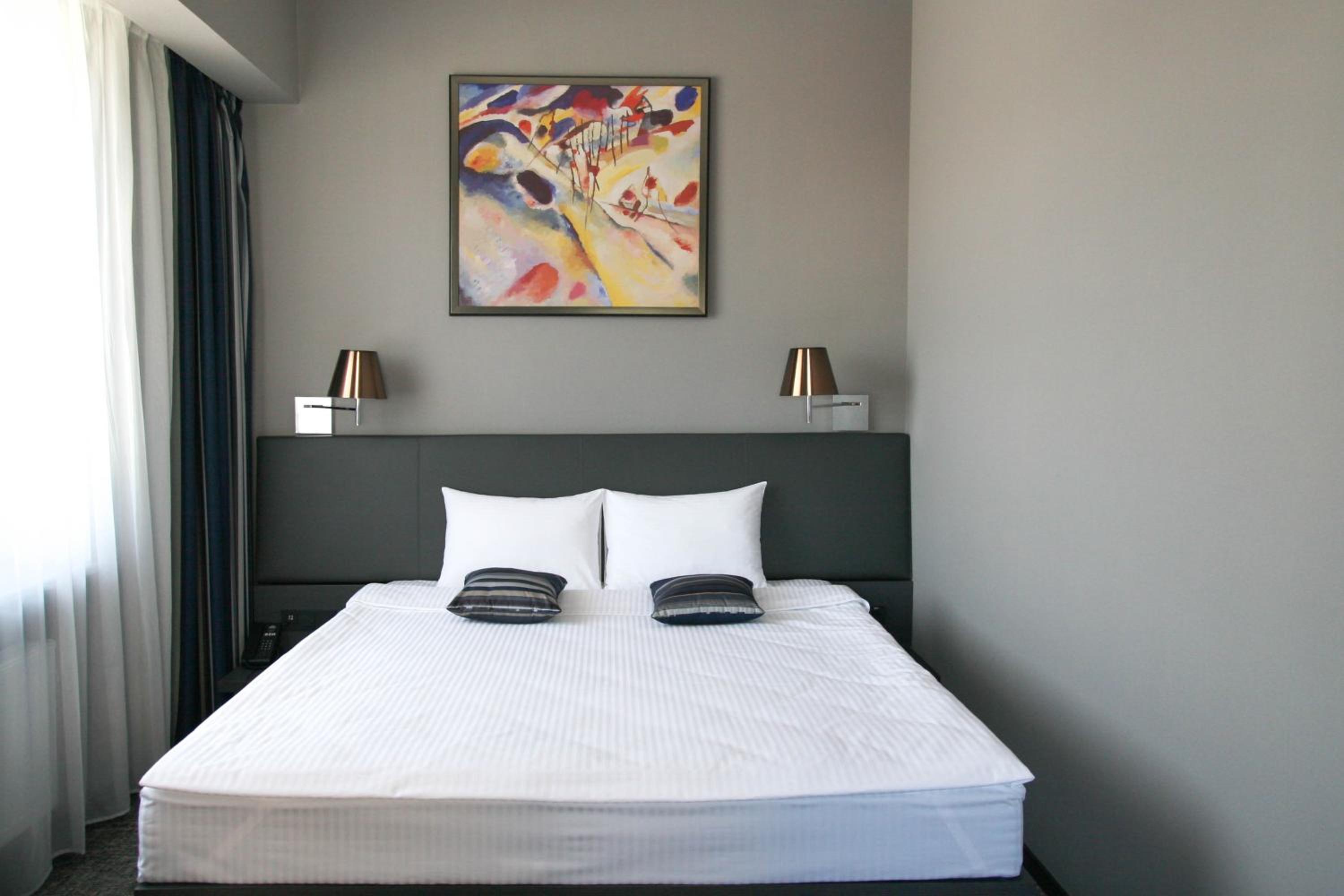 Deluxe King Room - Photo 7