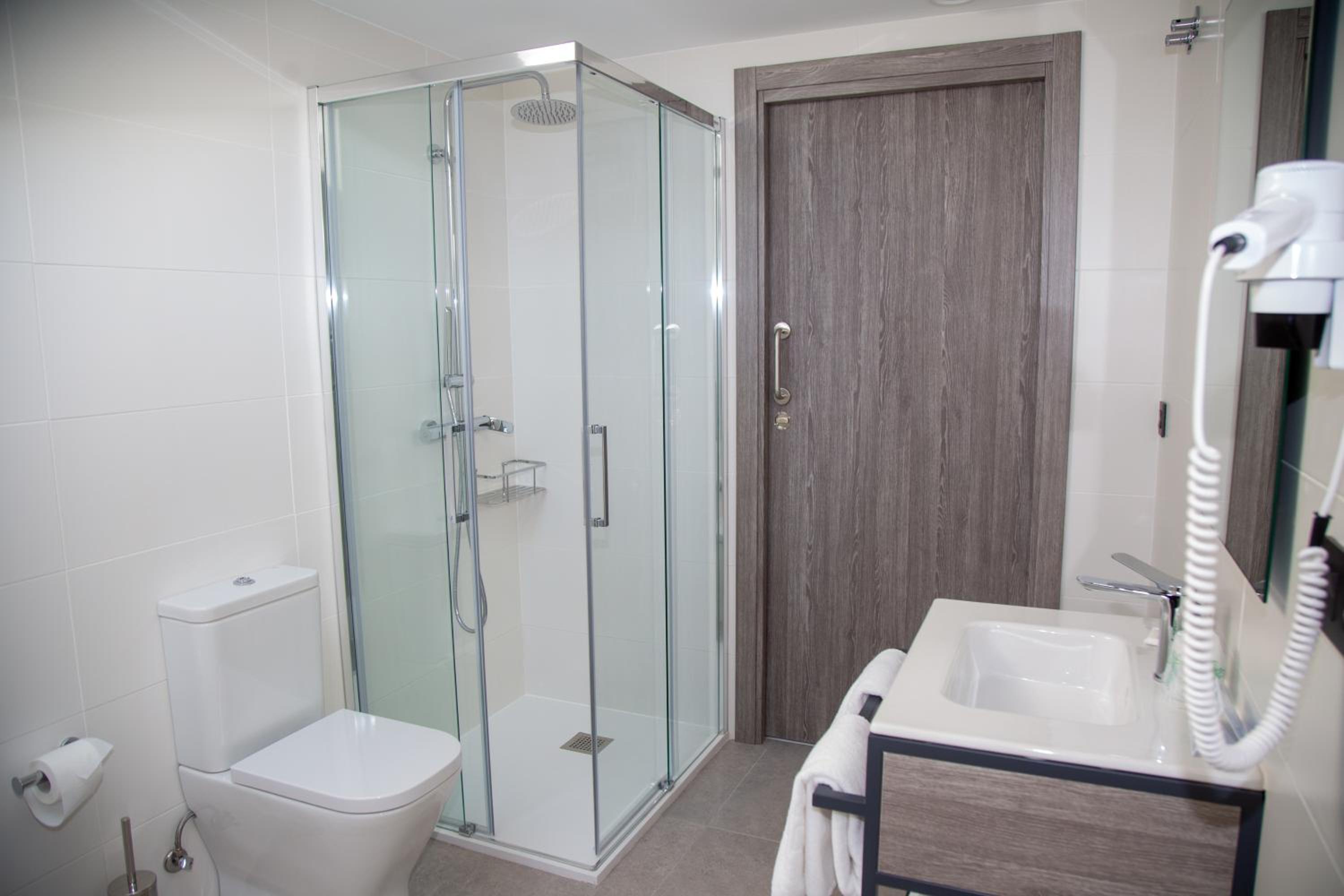 Standard Double or Twin Room - Photo 7