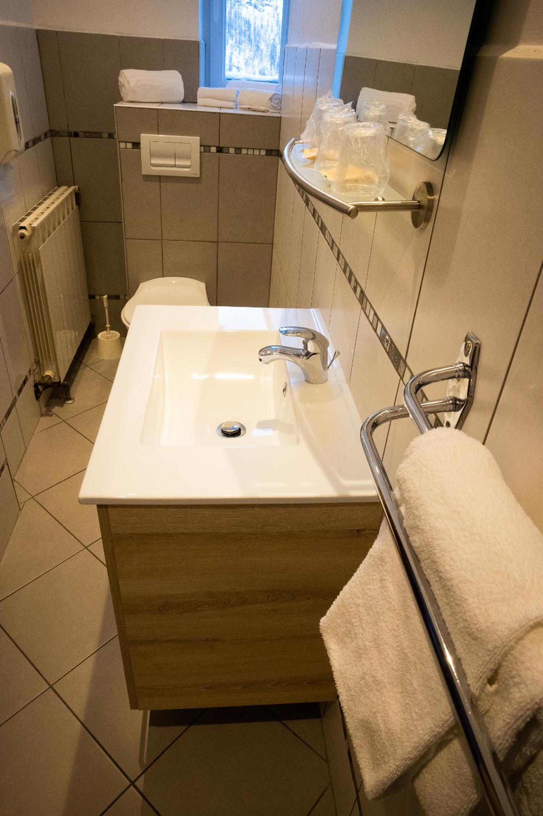 Double or Twin Room with Mountain View photo 2