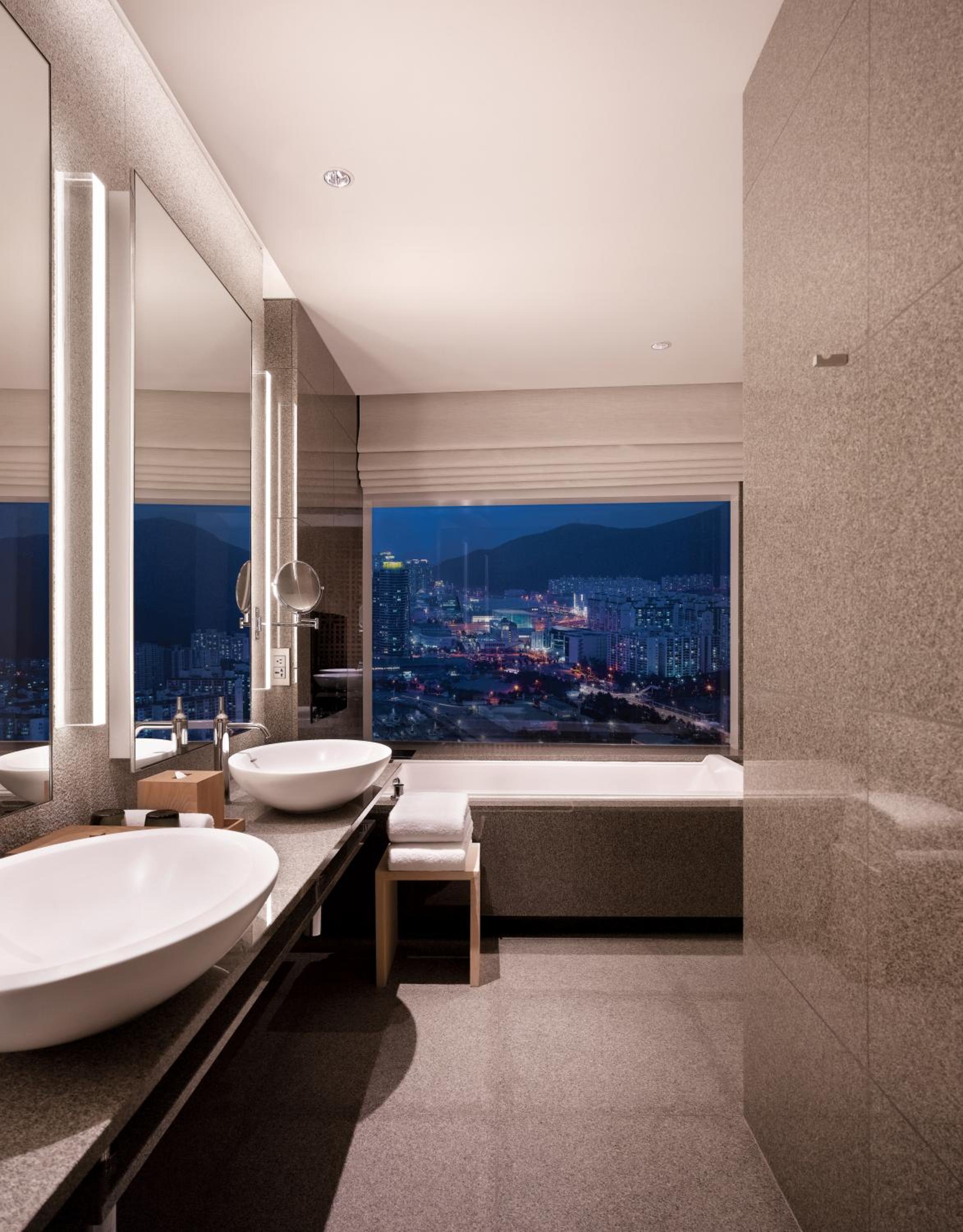 Marina Corner Ocean Suite photo 3