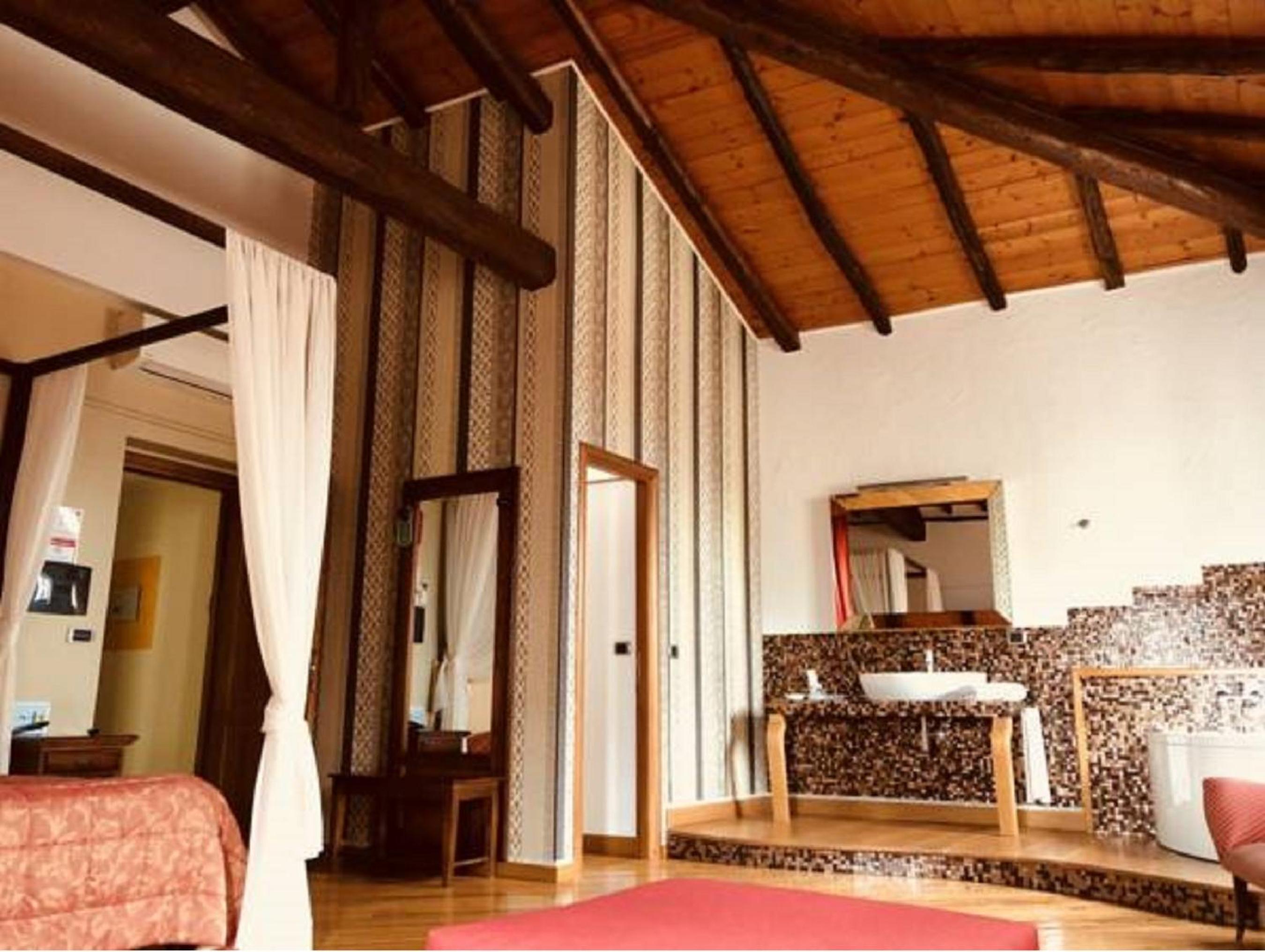 King Suite with Spa Bath - Photo 1