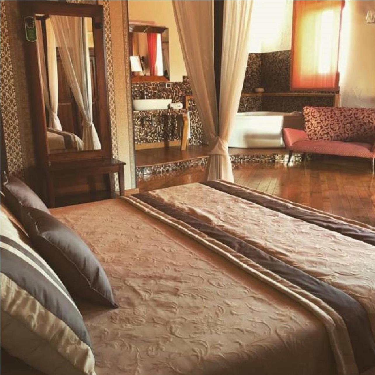 King Suite with Spa Bath - Photo 4