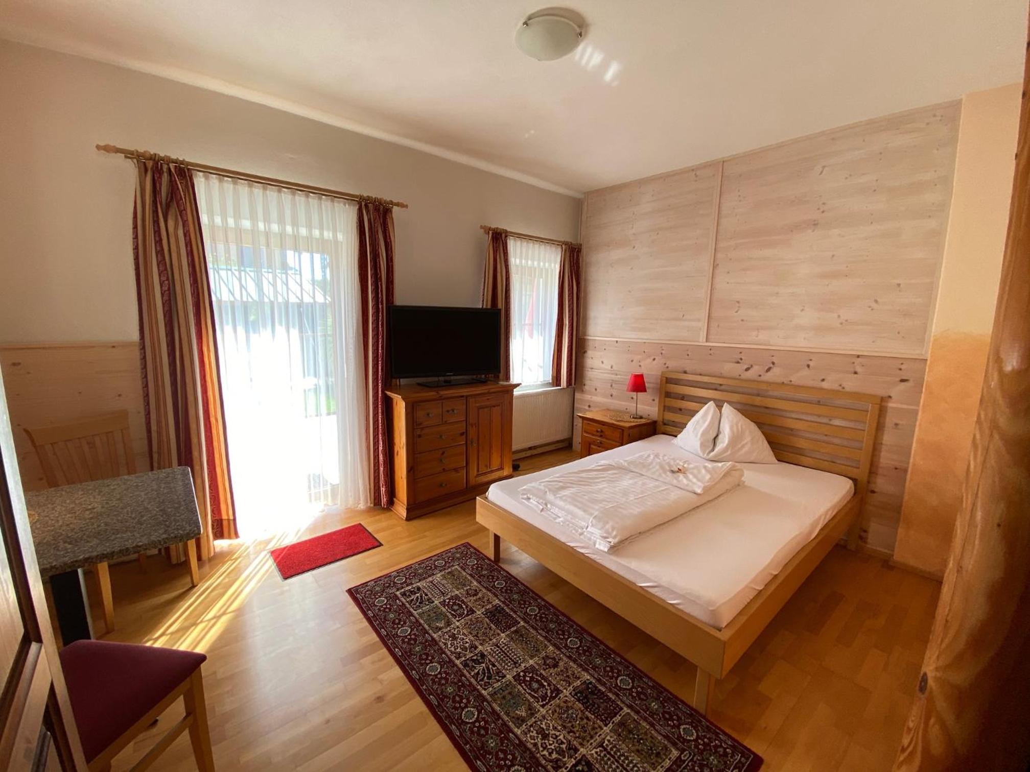 Deluxe Double Room (2 Adults + 1 Child) photo 1