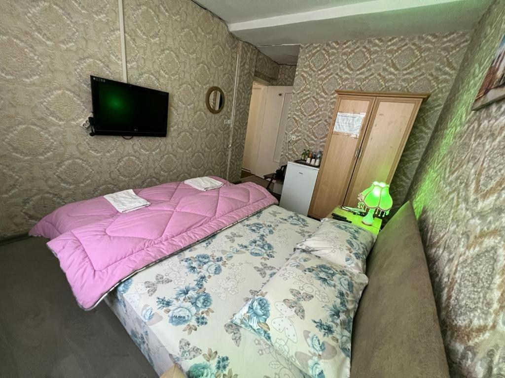 Deluxe Double Room with Shower - Photo 3