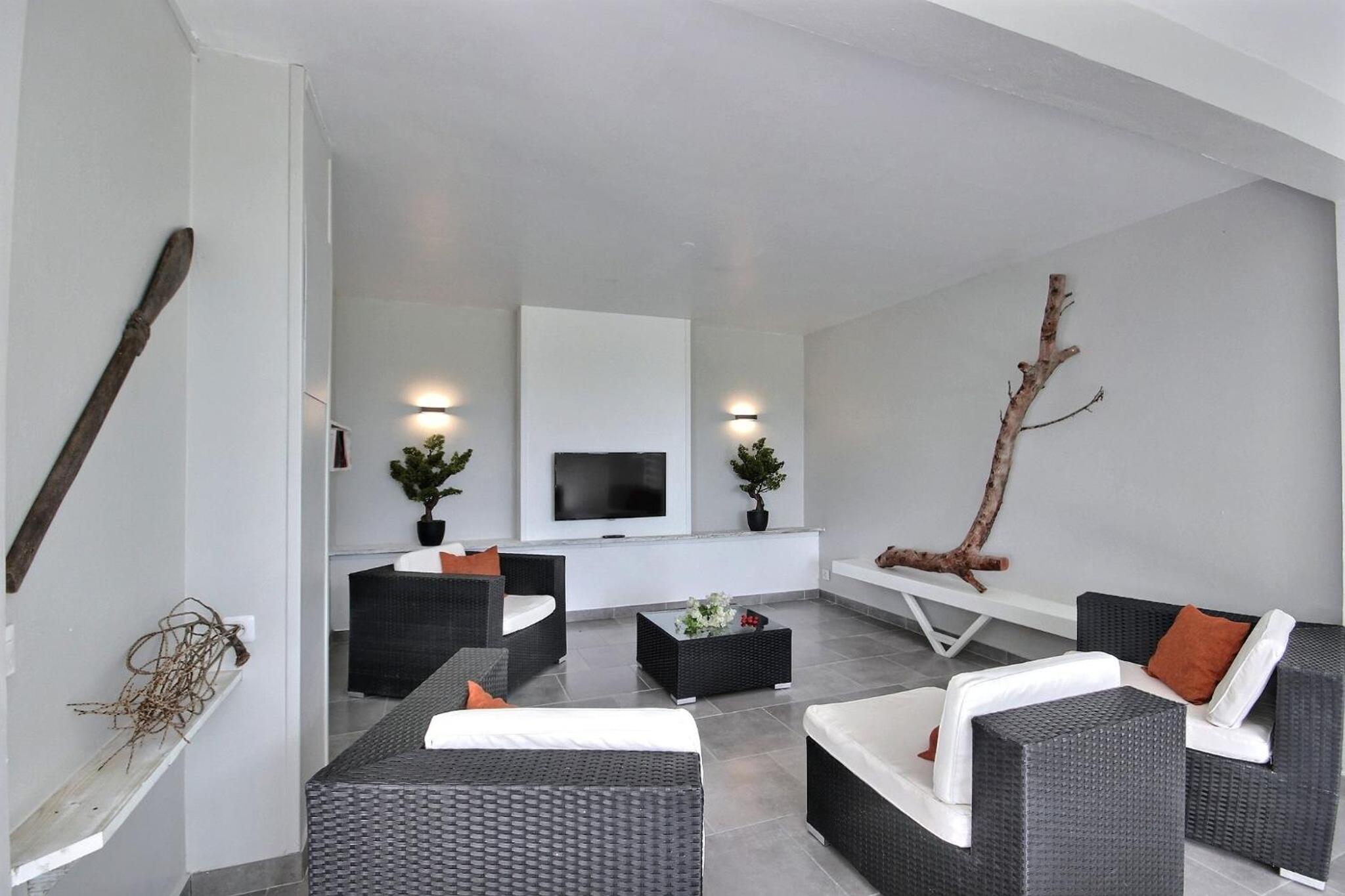 Villa photo 2