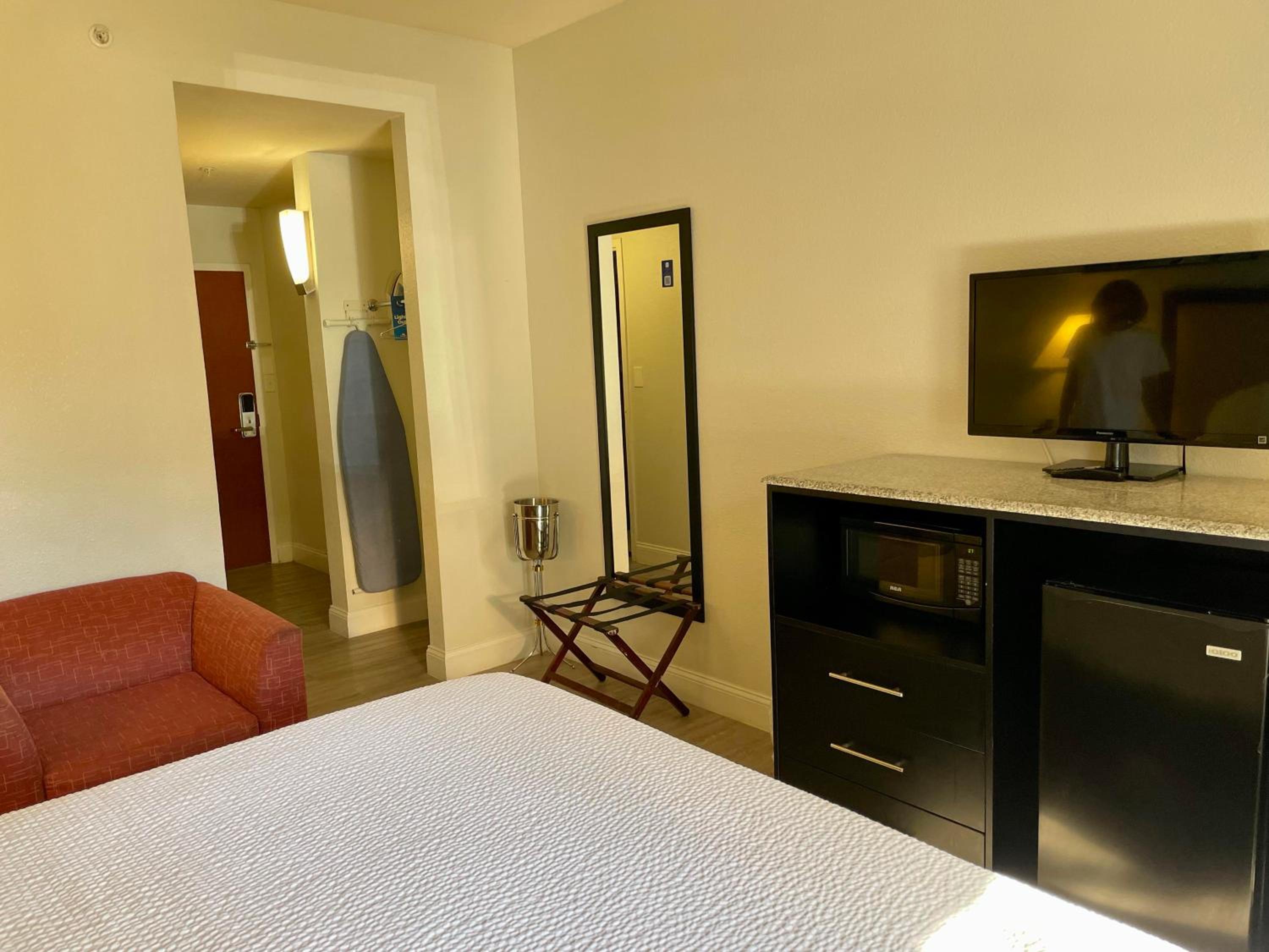 King Suite - Mobility Accessible/Non-Smoking - Photo 22