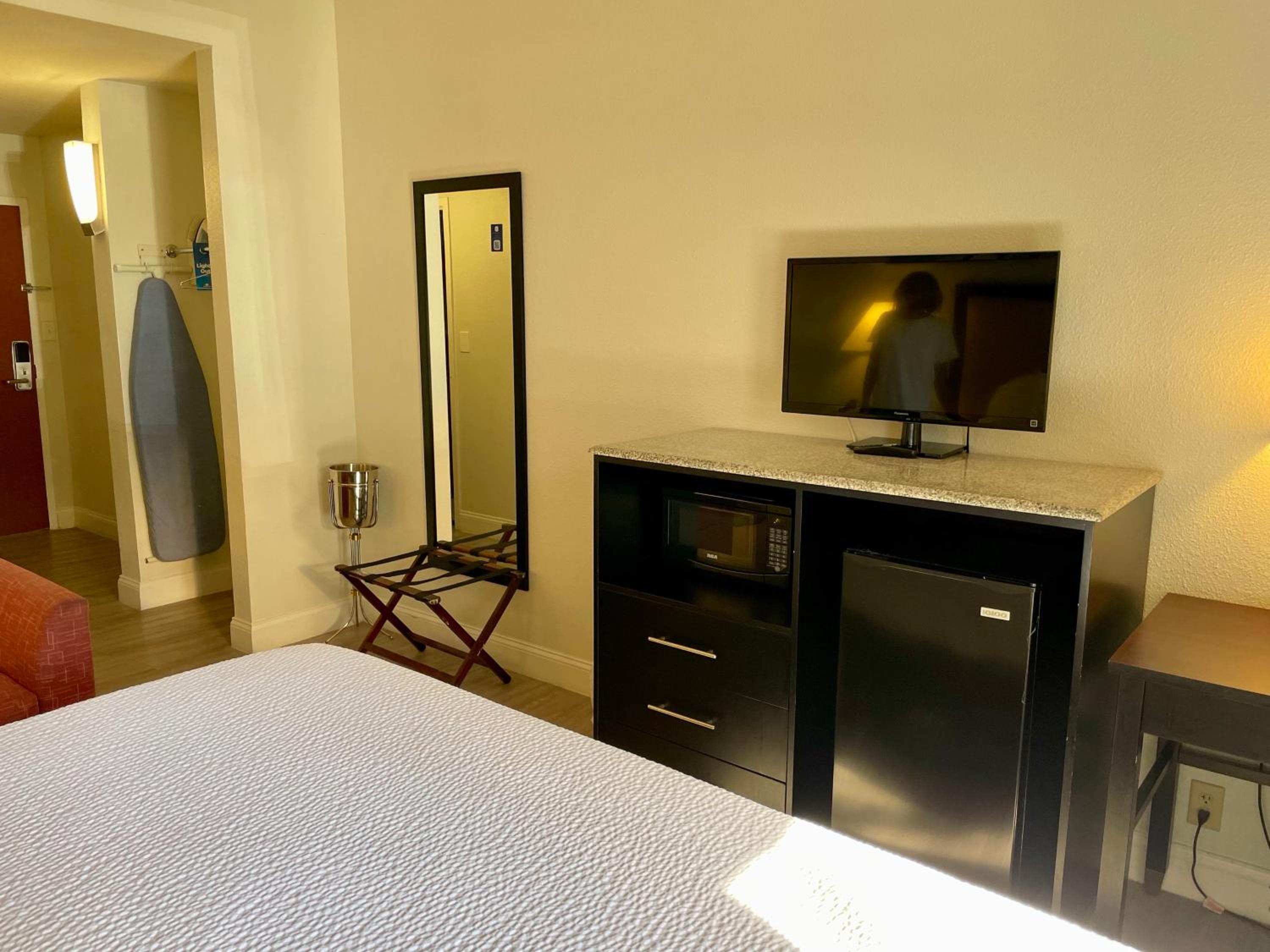 King Suite -  Non-Smoking - Photo 36