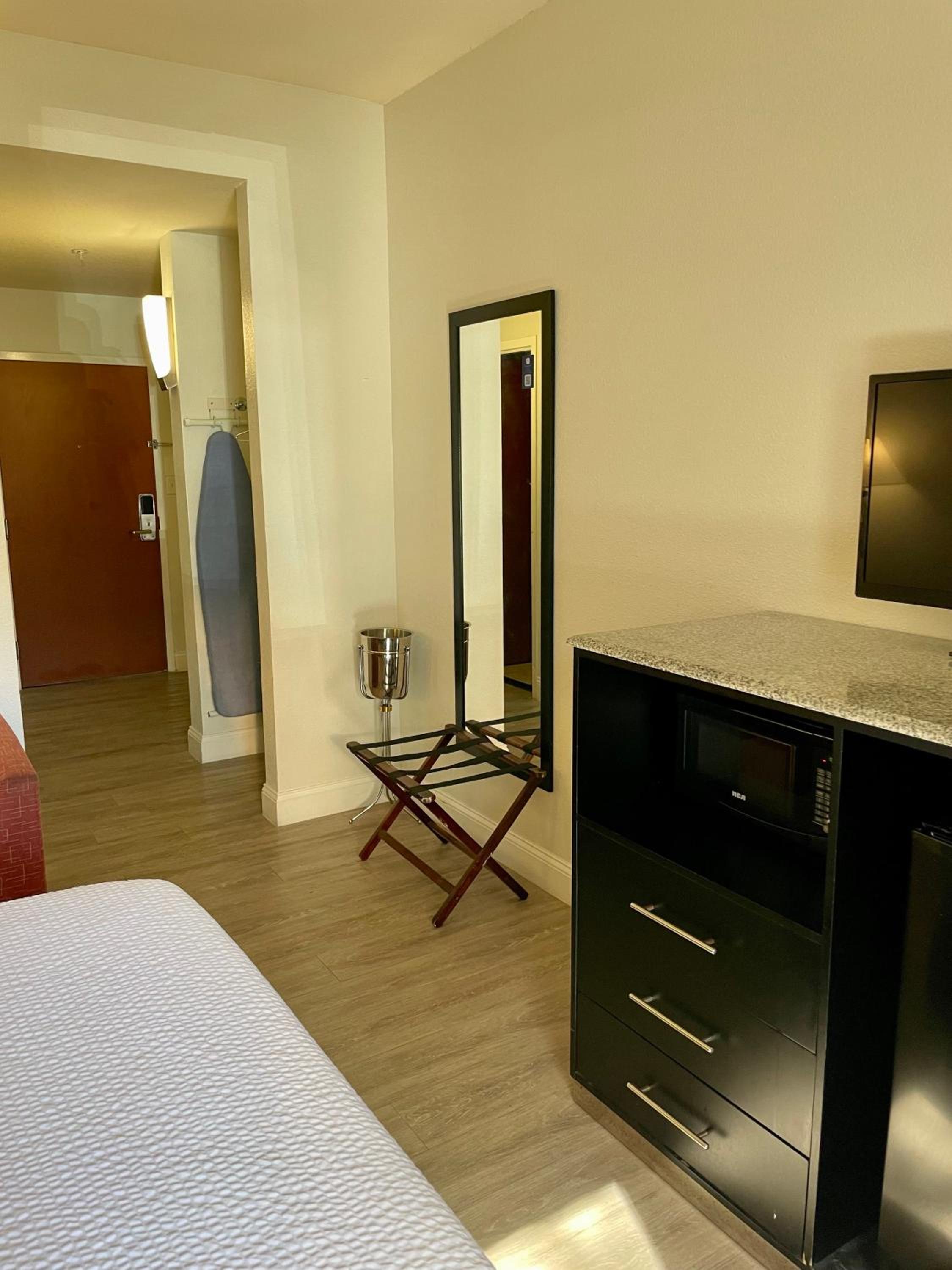 Family Room - Photo 30