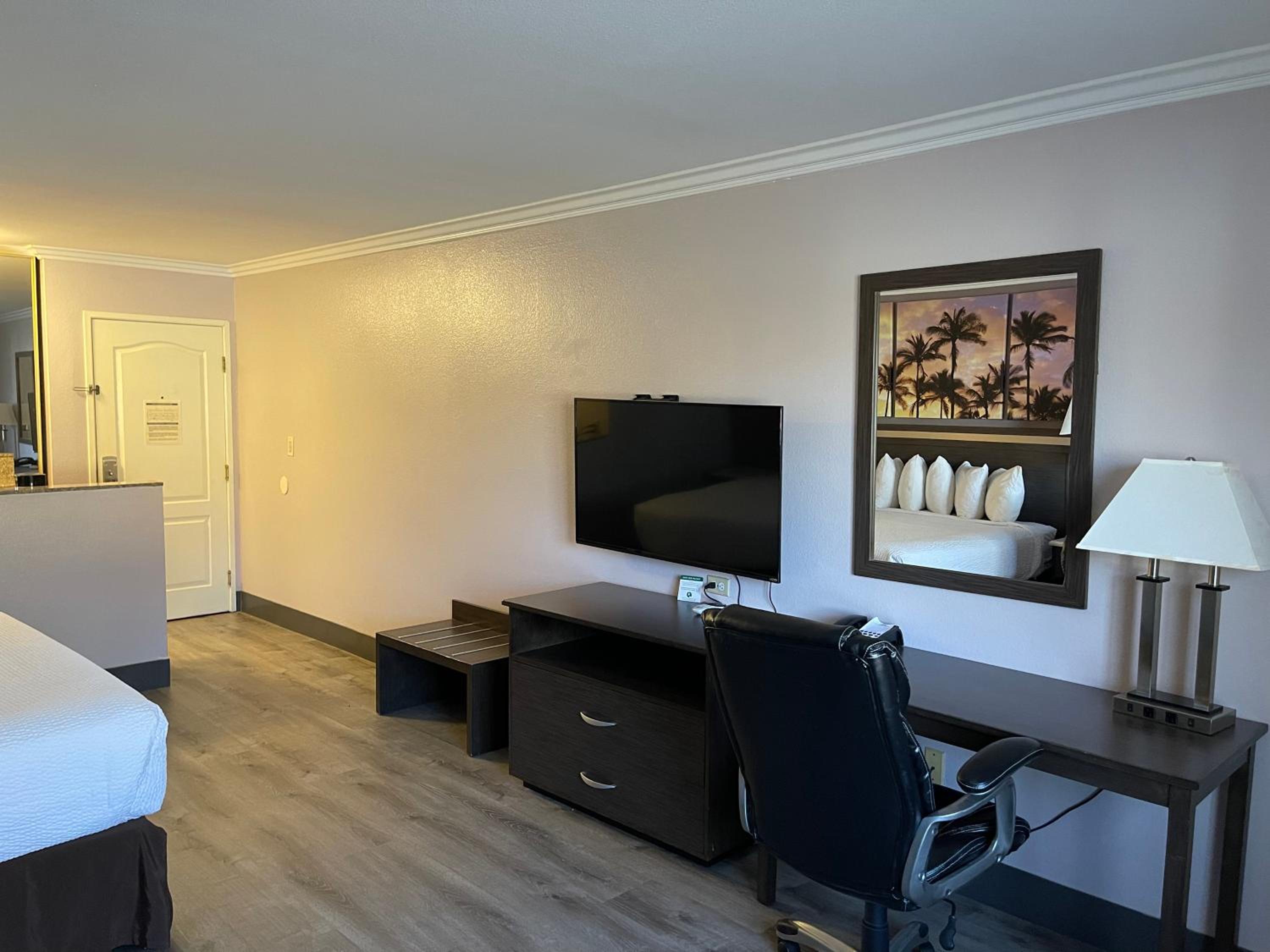 King Room - Non-Smoking - Photo 7