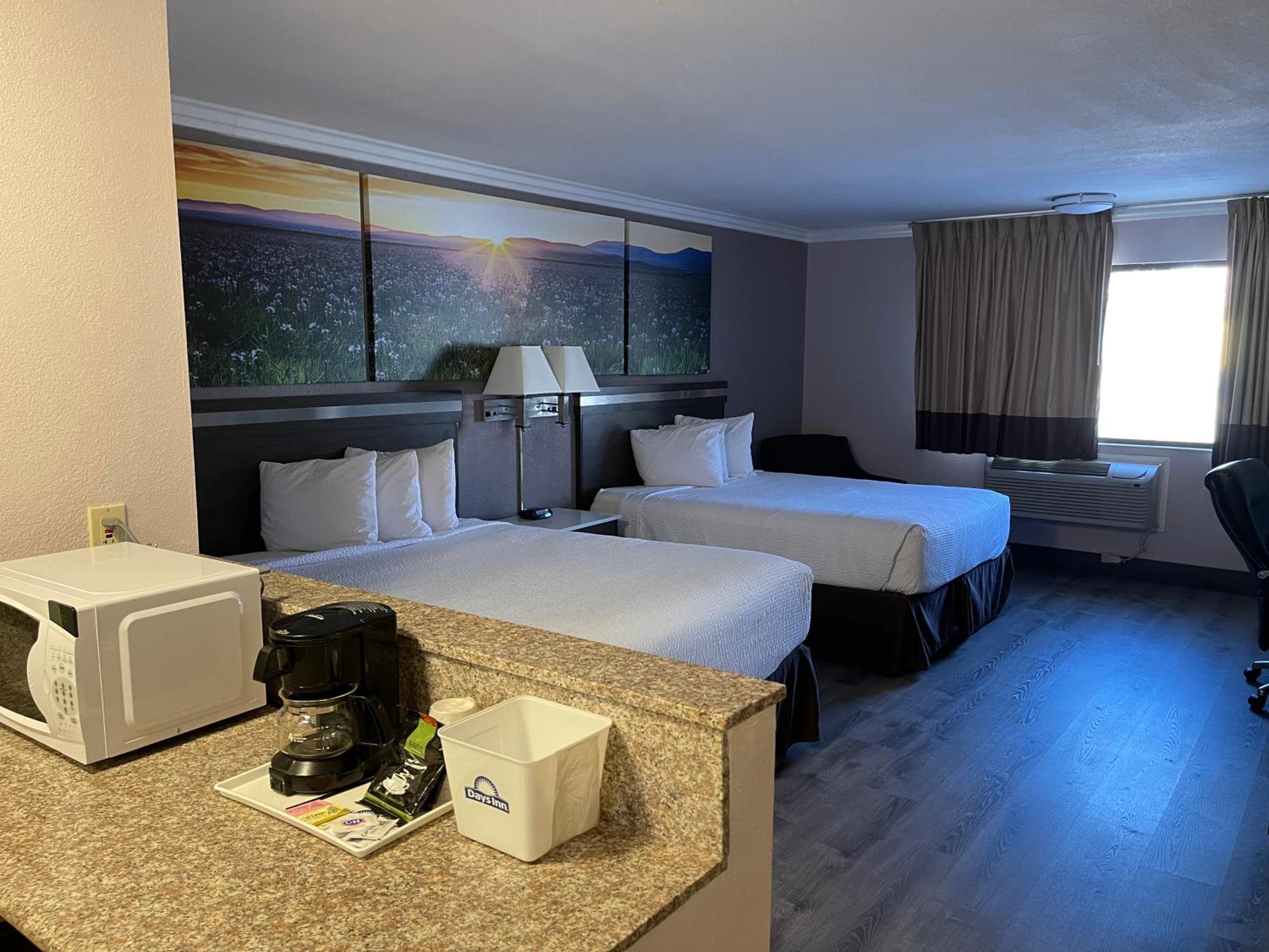 Queen Room with Two Queen Beds - Non-Smoking - Photo 6