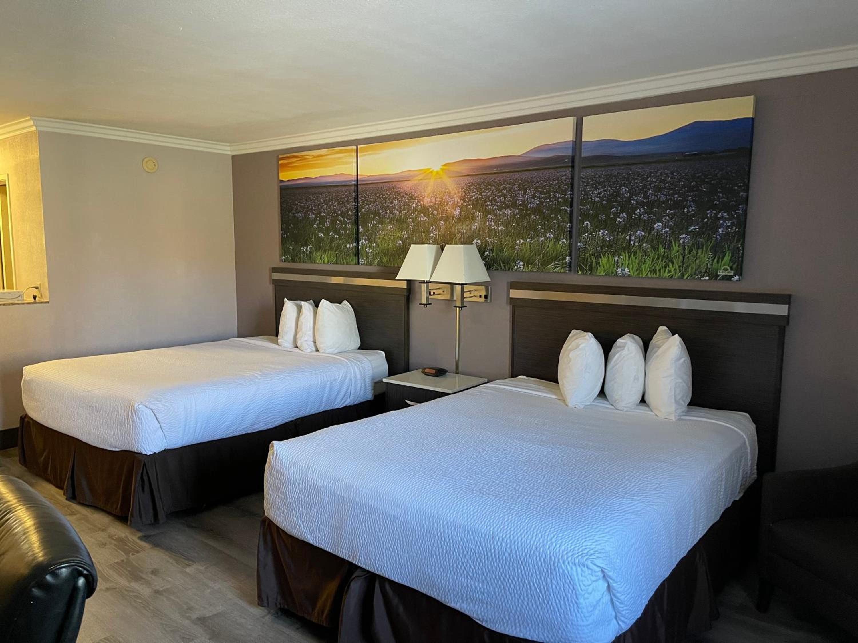 Queen Room with Two Queen Beds - Non-Smoking - Photo 5