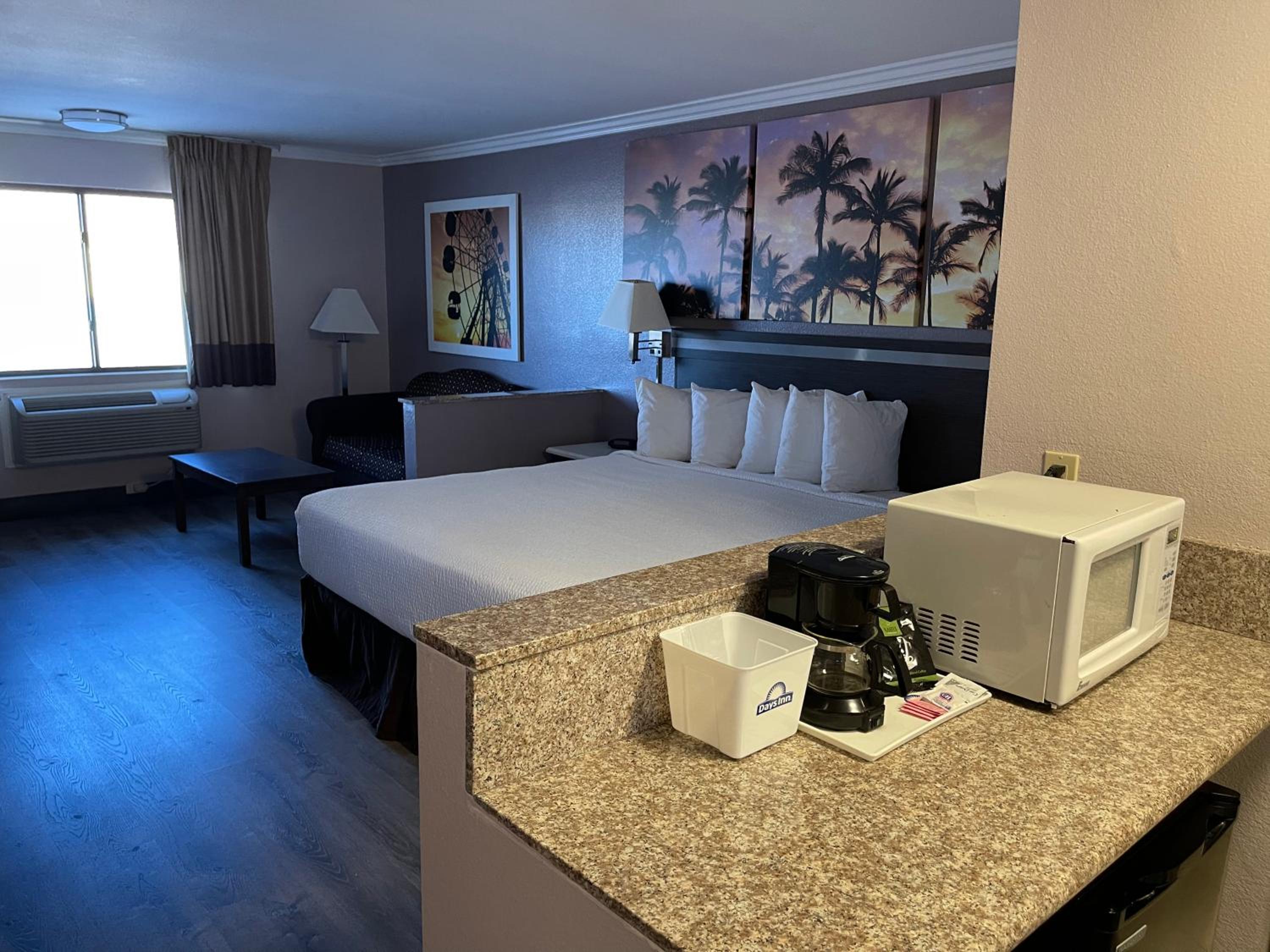 King Room - Non-Smoking - Photo 6