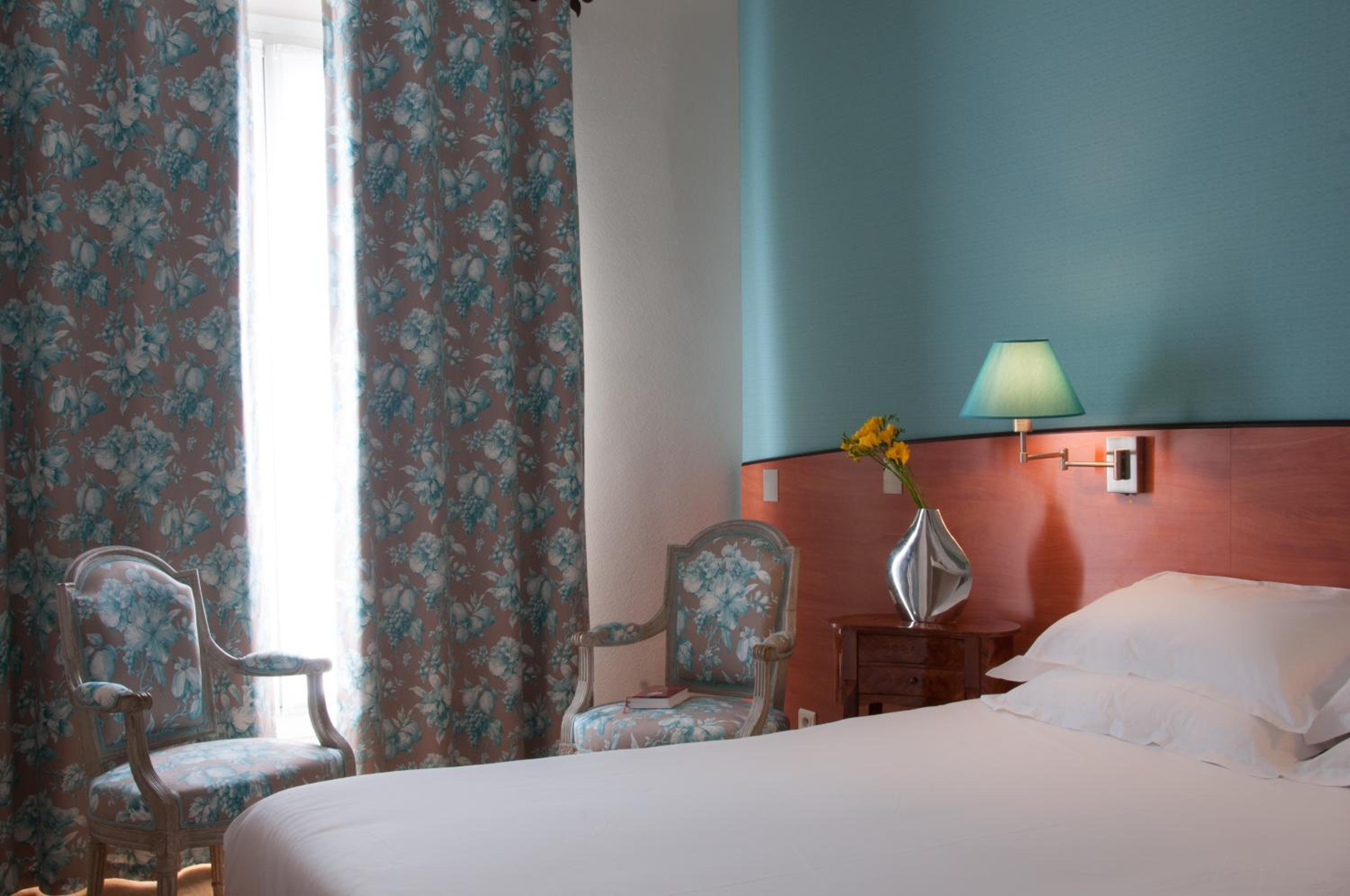 Superior Double Room thumbnail 5