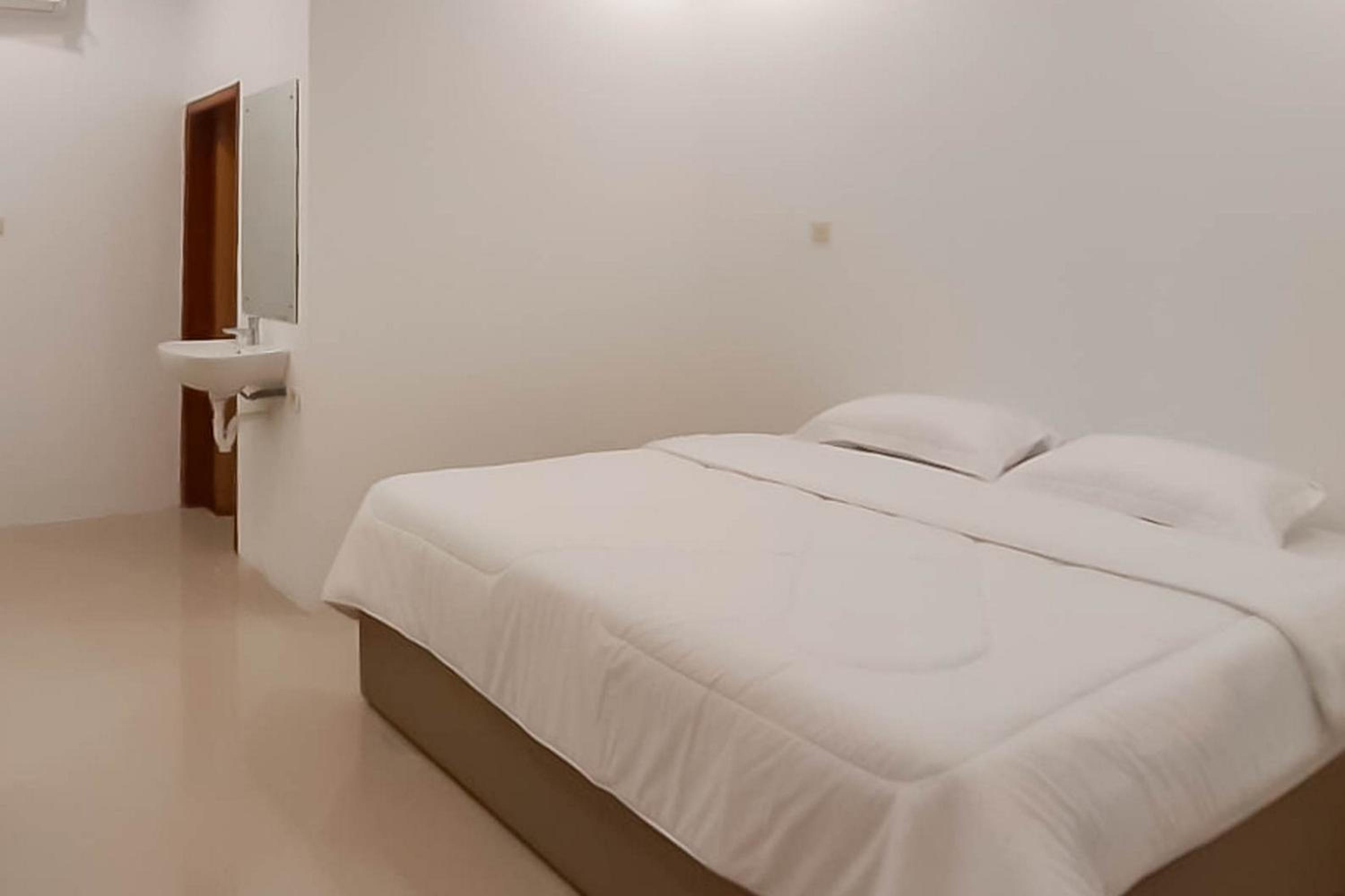 Economy Twin Room photo 3