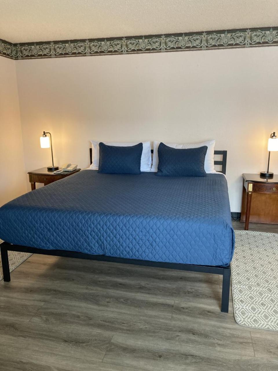 Deluxe King Room - Photo 8