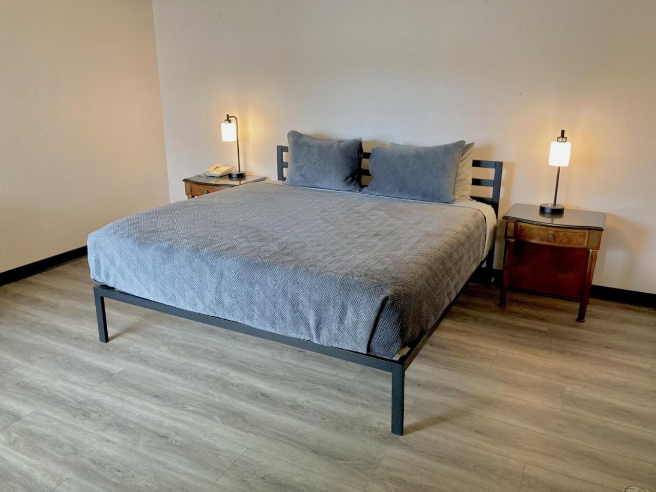 Deluxe King Room - Photo 5