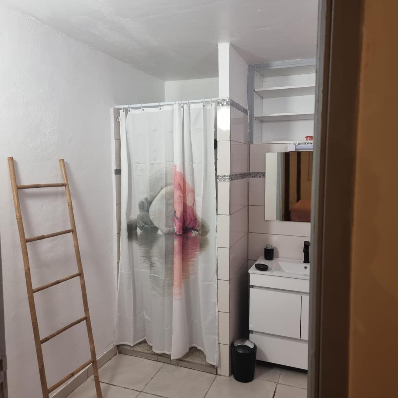 One-Bedroom House - Photo 10
