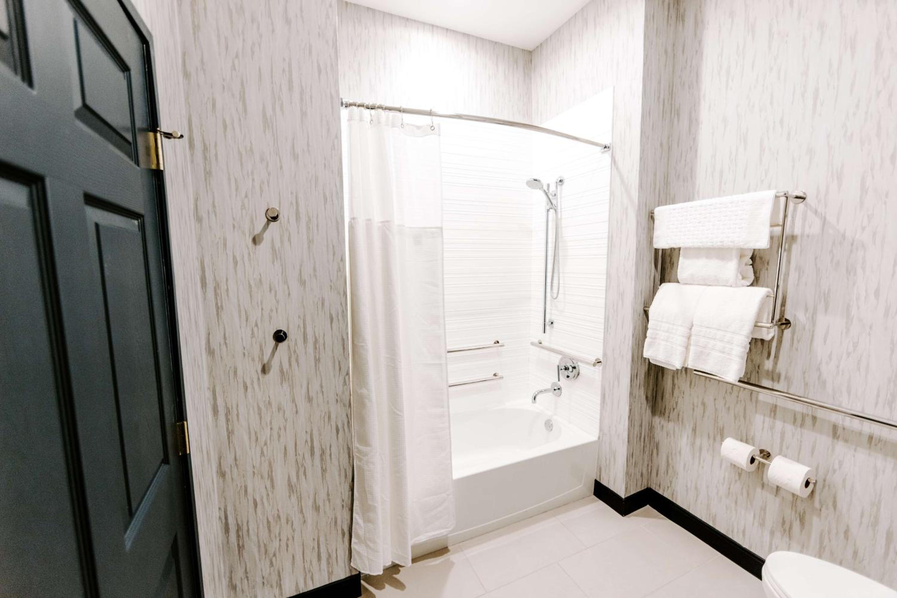 Queen Room with Two Queen Beds and Sofa Bed - Disability Access/Non-Smoking thumbnail 5