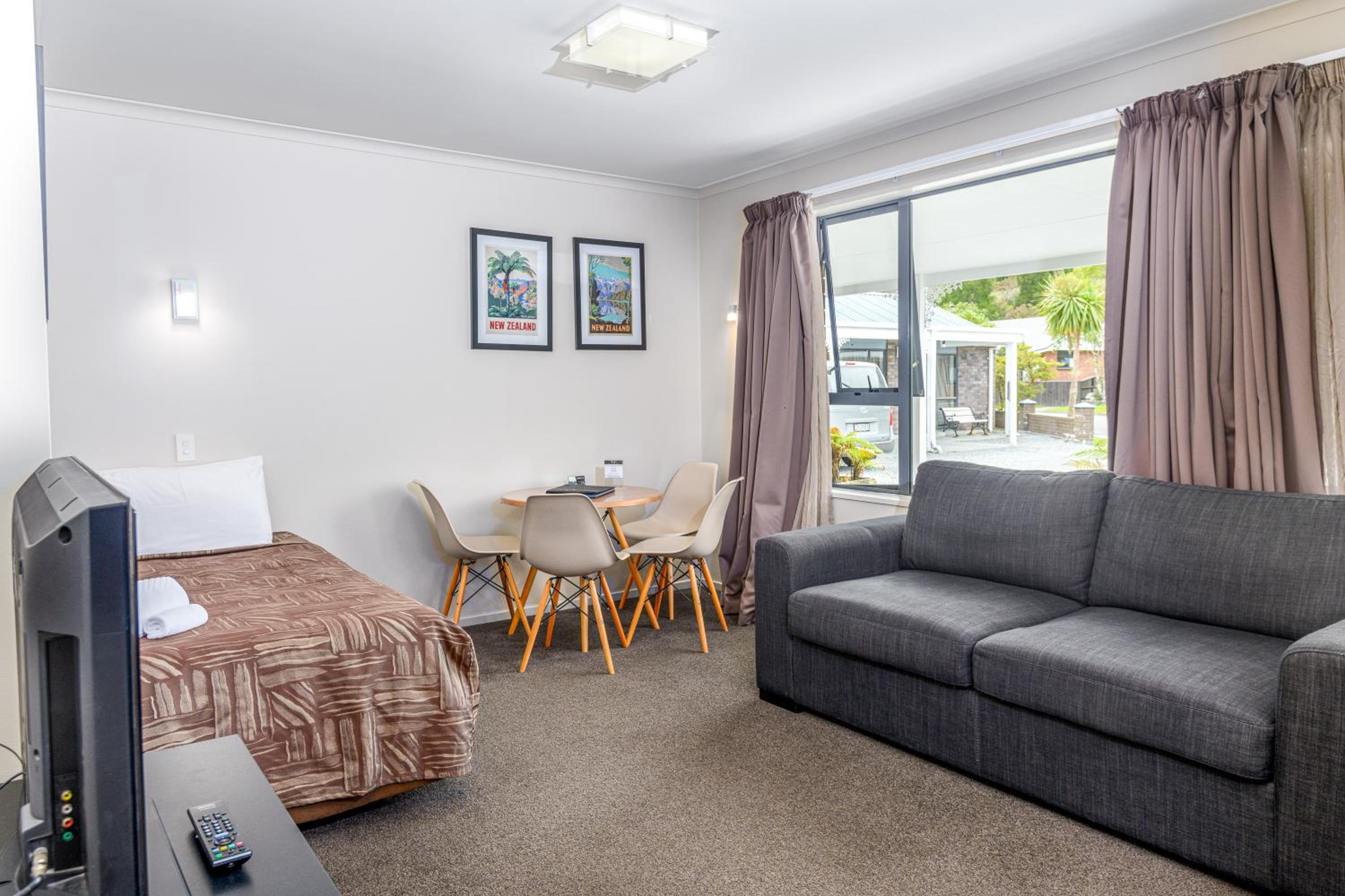 One-Bedroom Apartment - Photo 3