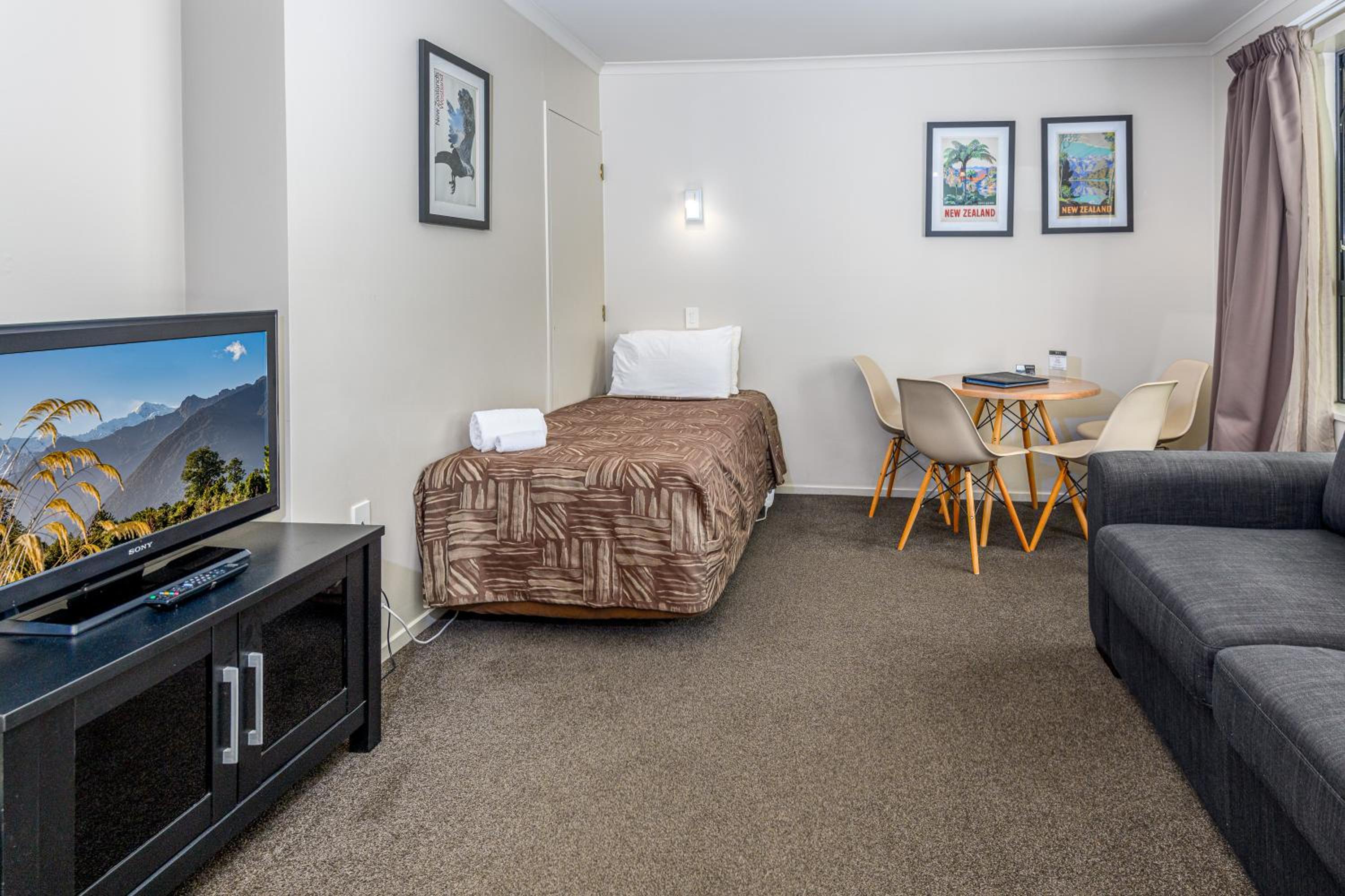 One-Bedroom Apartment - Photo 2
