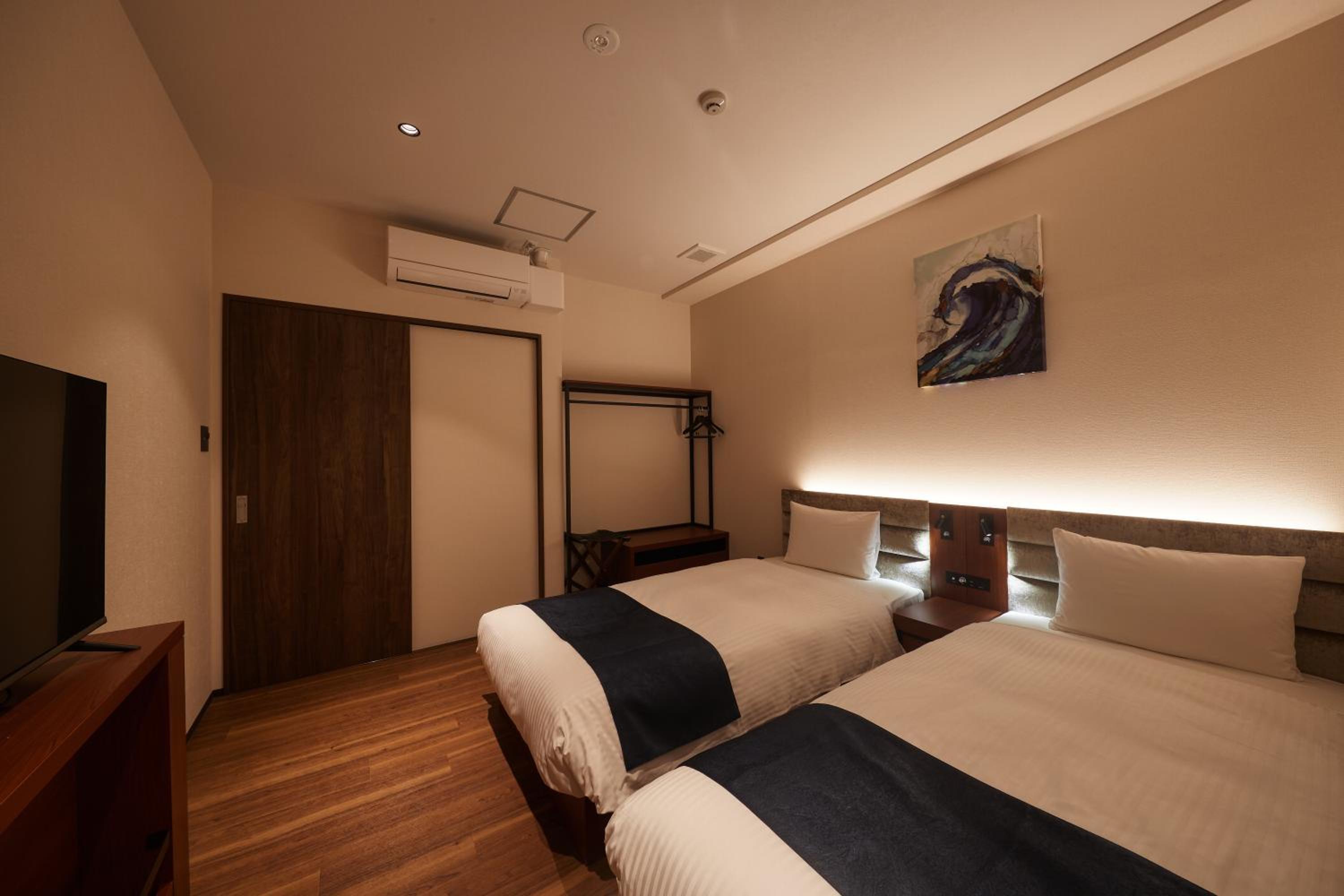 Suite - Photo 31