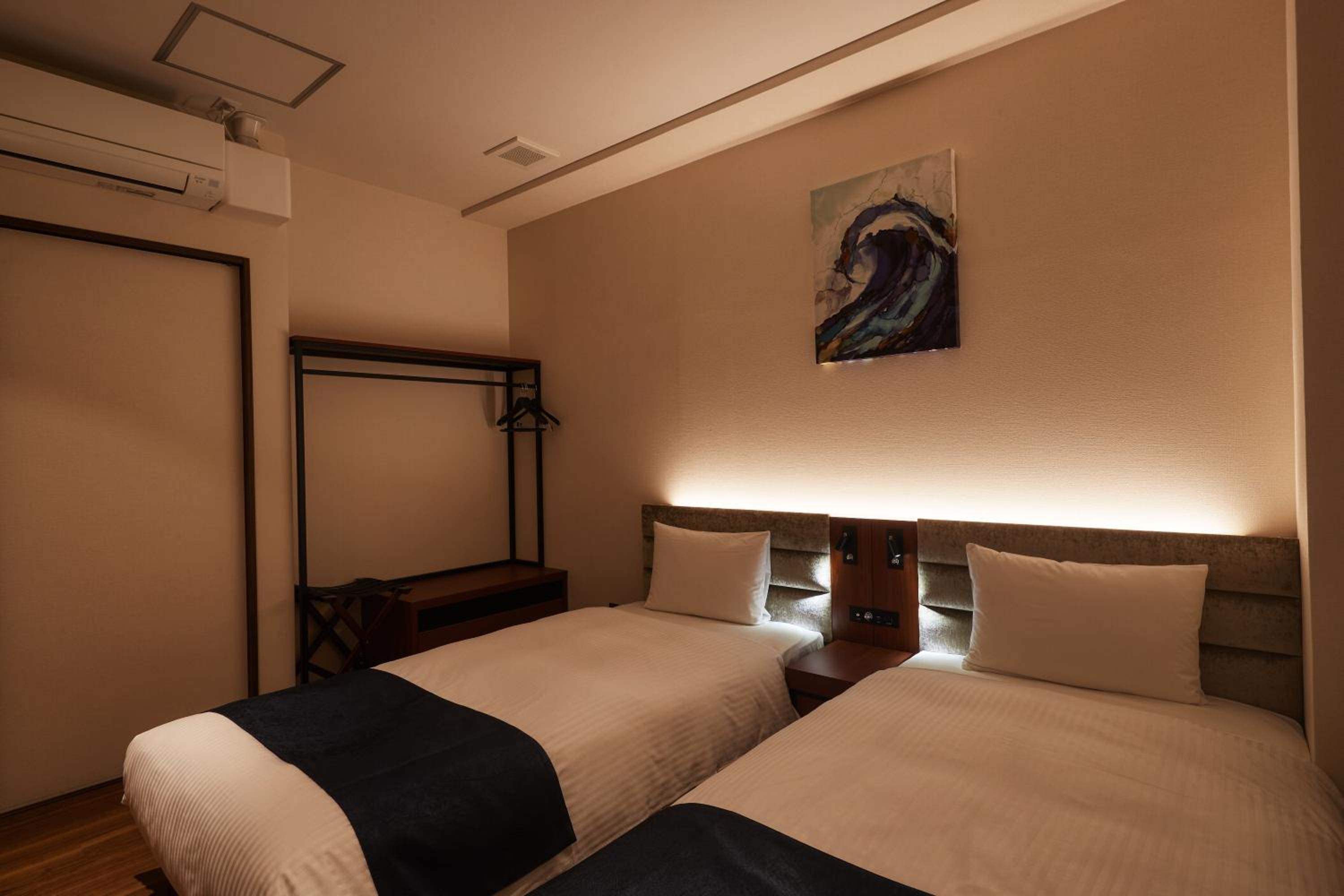 Suite - Photo 33