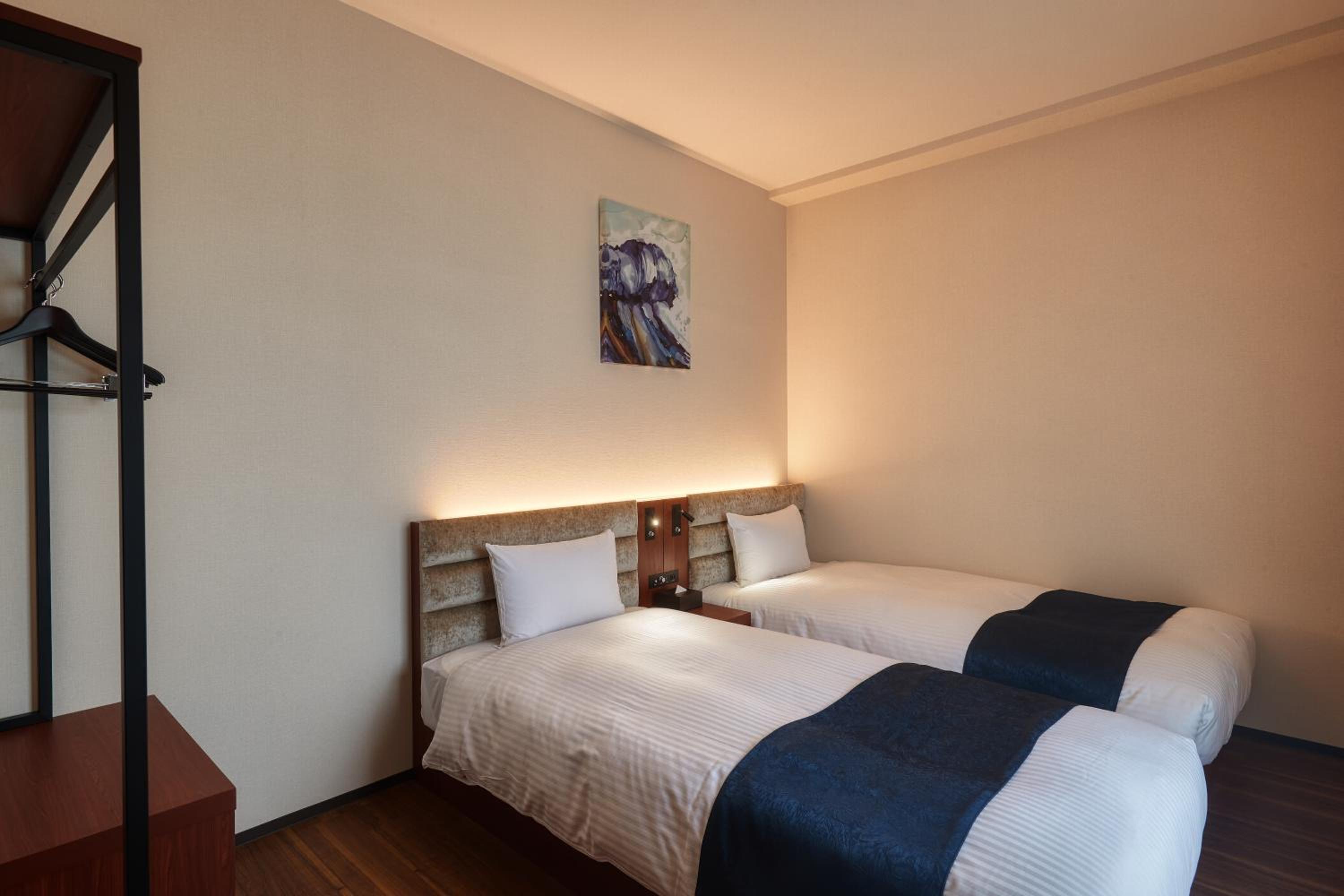 Suite - Photo 37