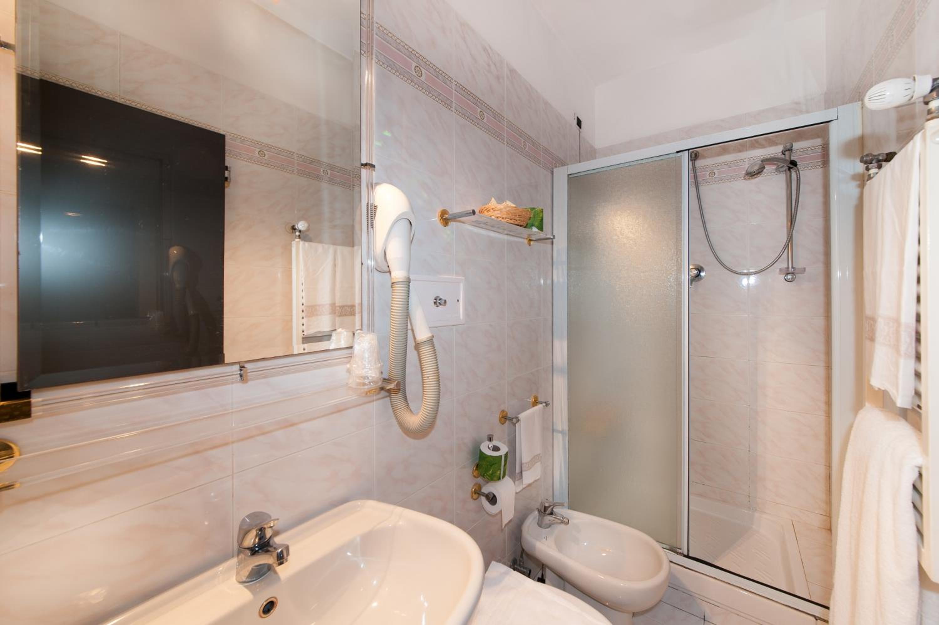 Double or Twin Room - Photo 3