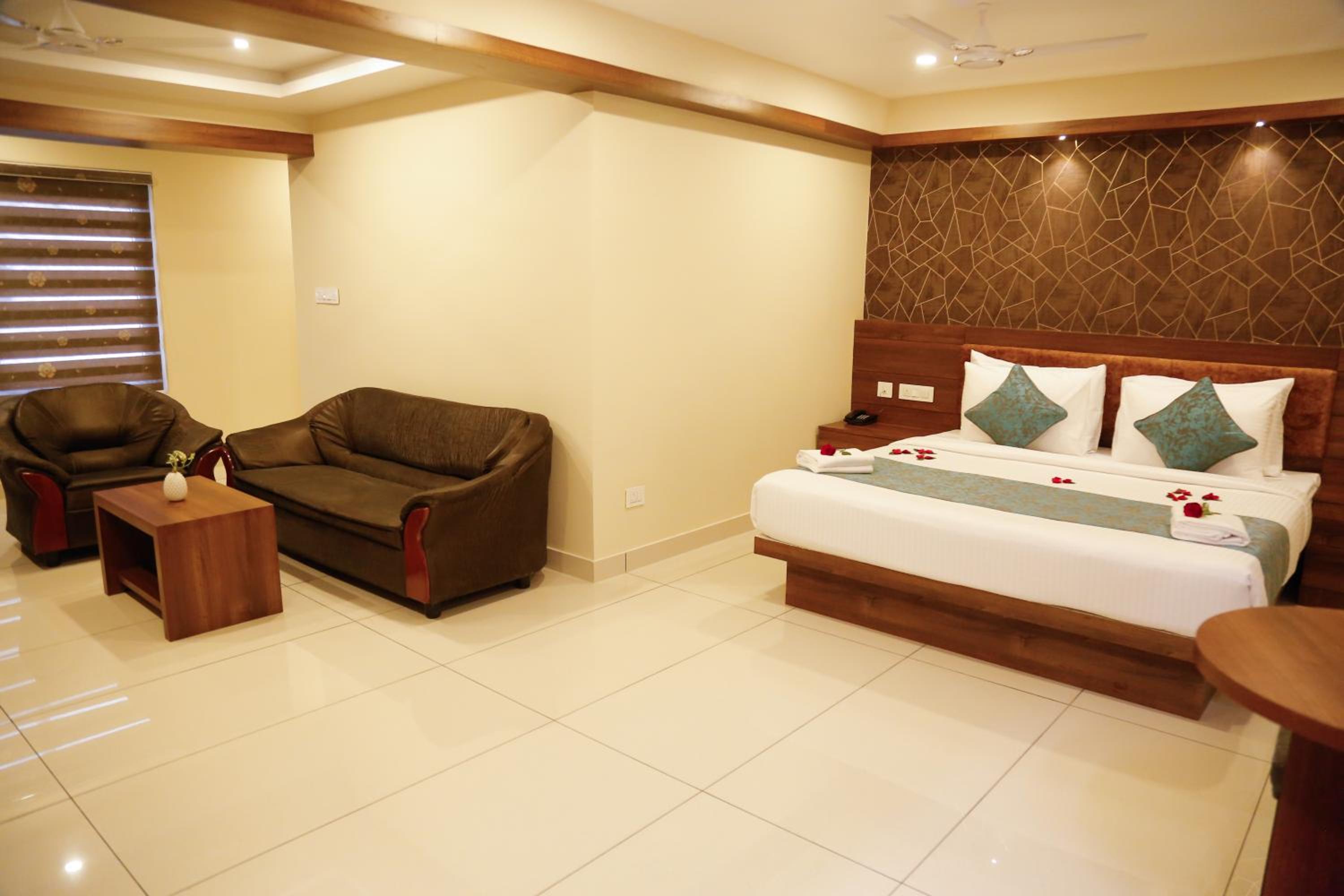 Deluxe King Room - Photo 8