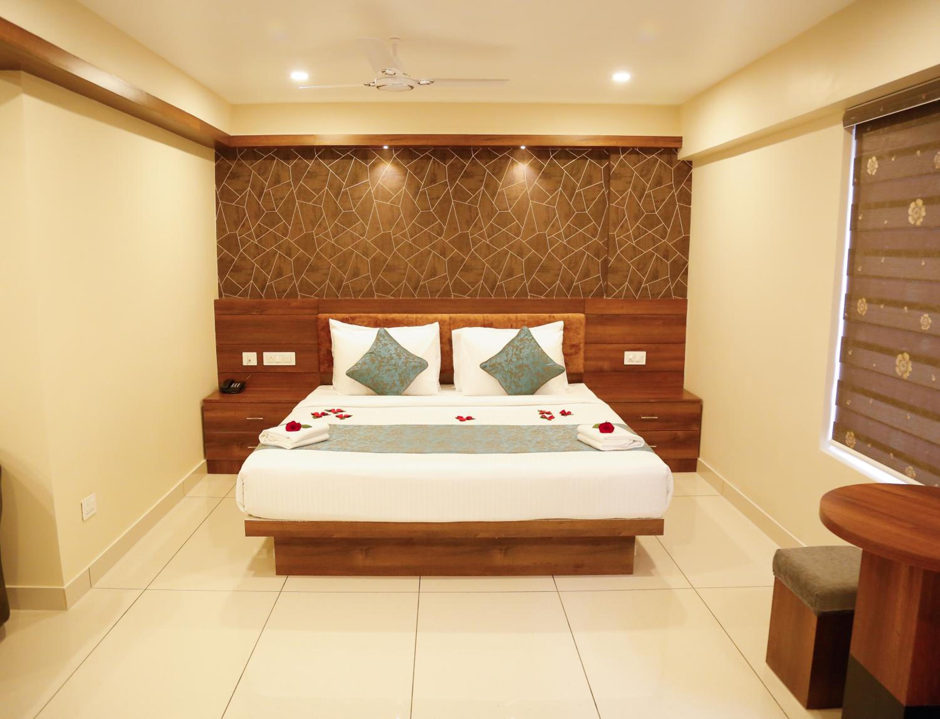 Deluxe King Room - Photo 1