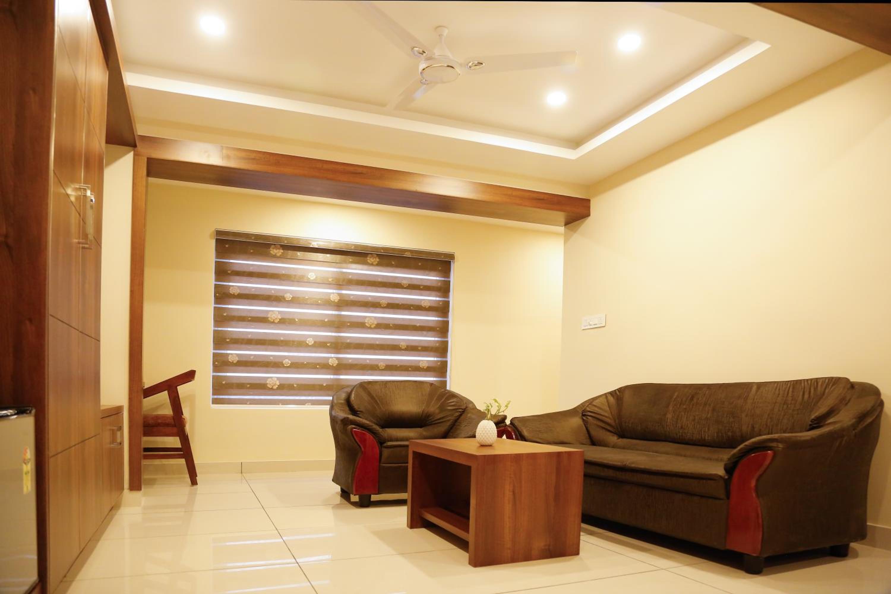 Deluxe King Room - Photo 10