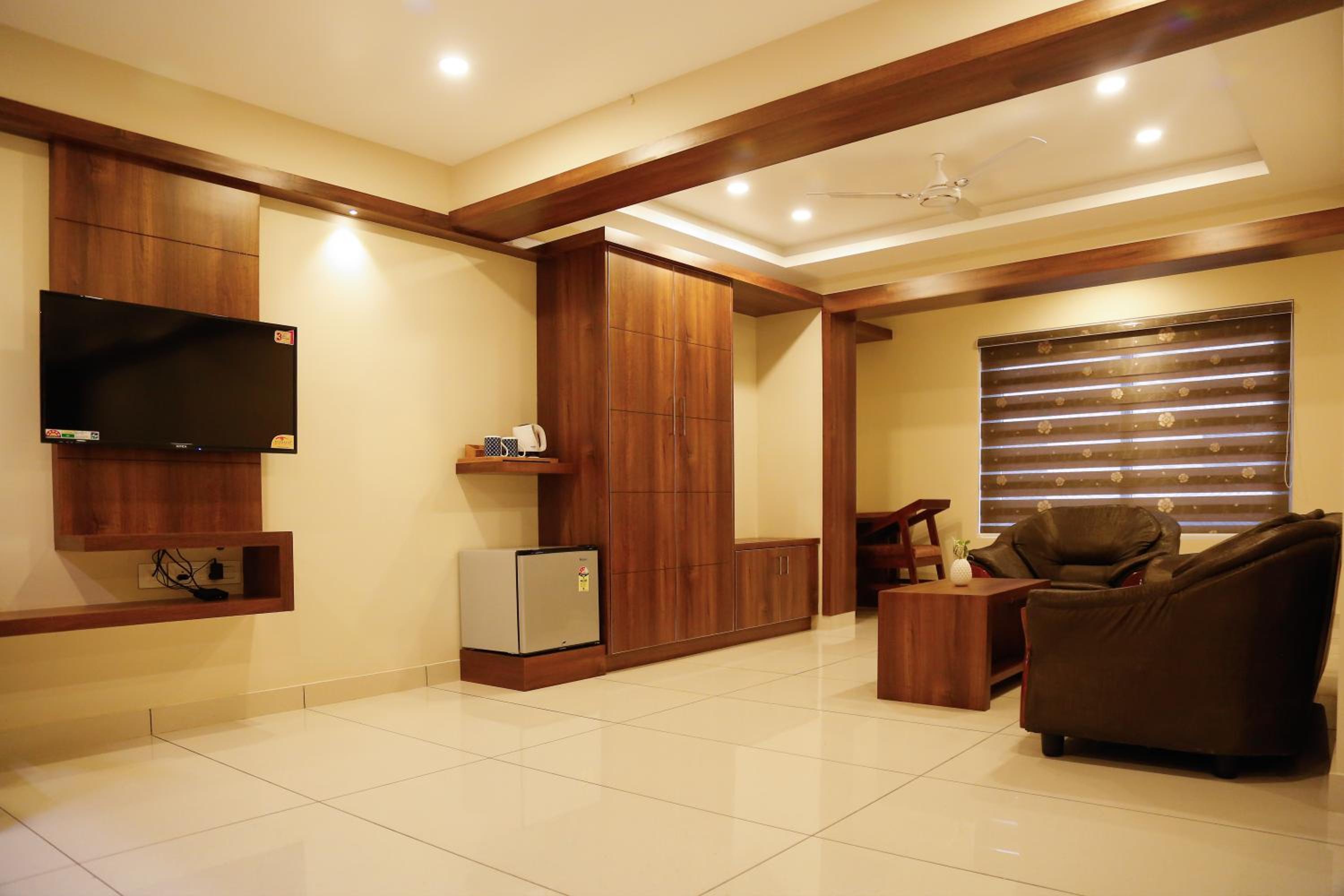Deluxe King Room - Photo 11