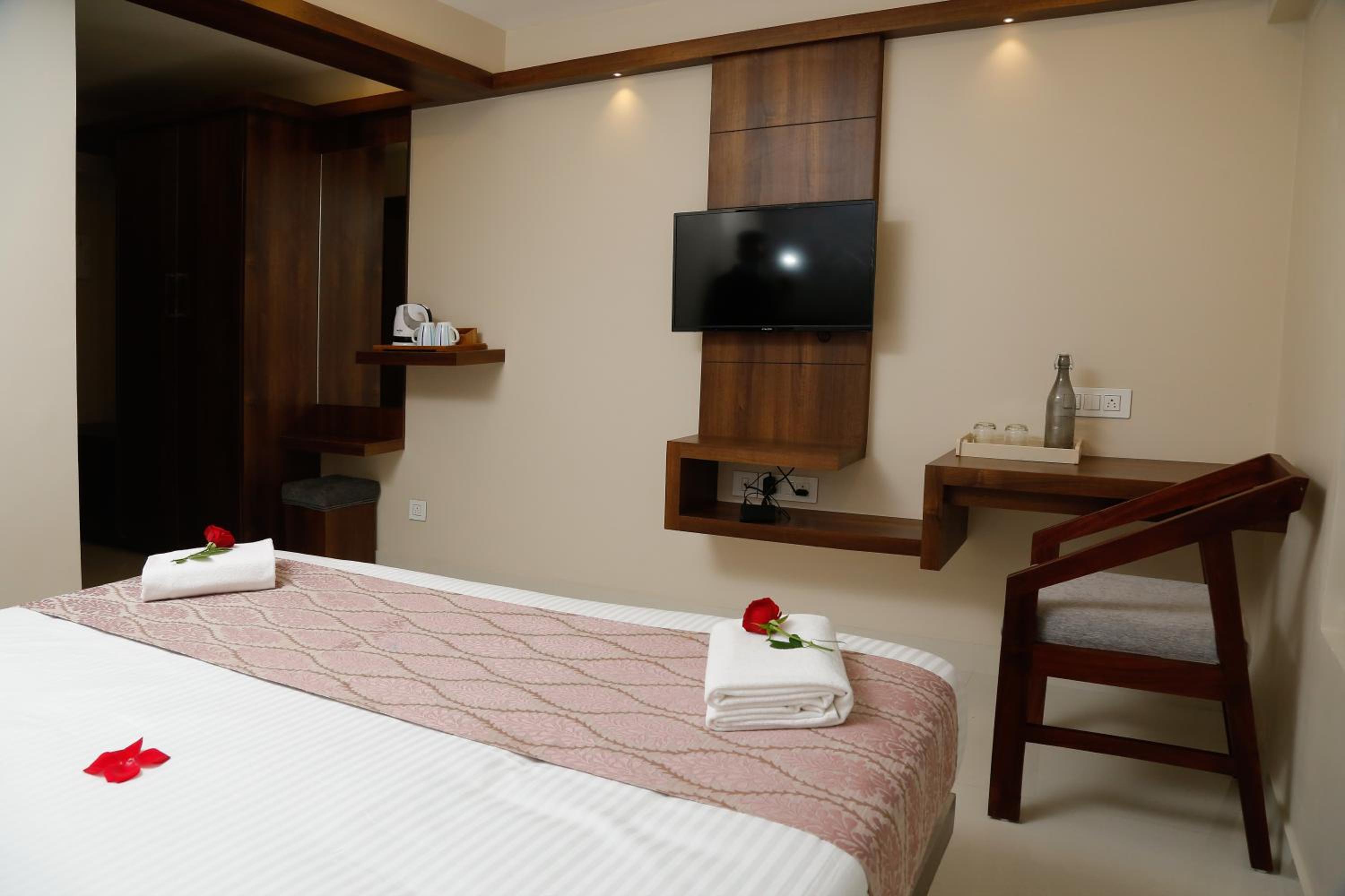 Standard King Room - Photo 6