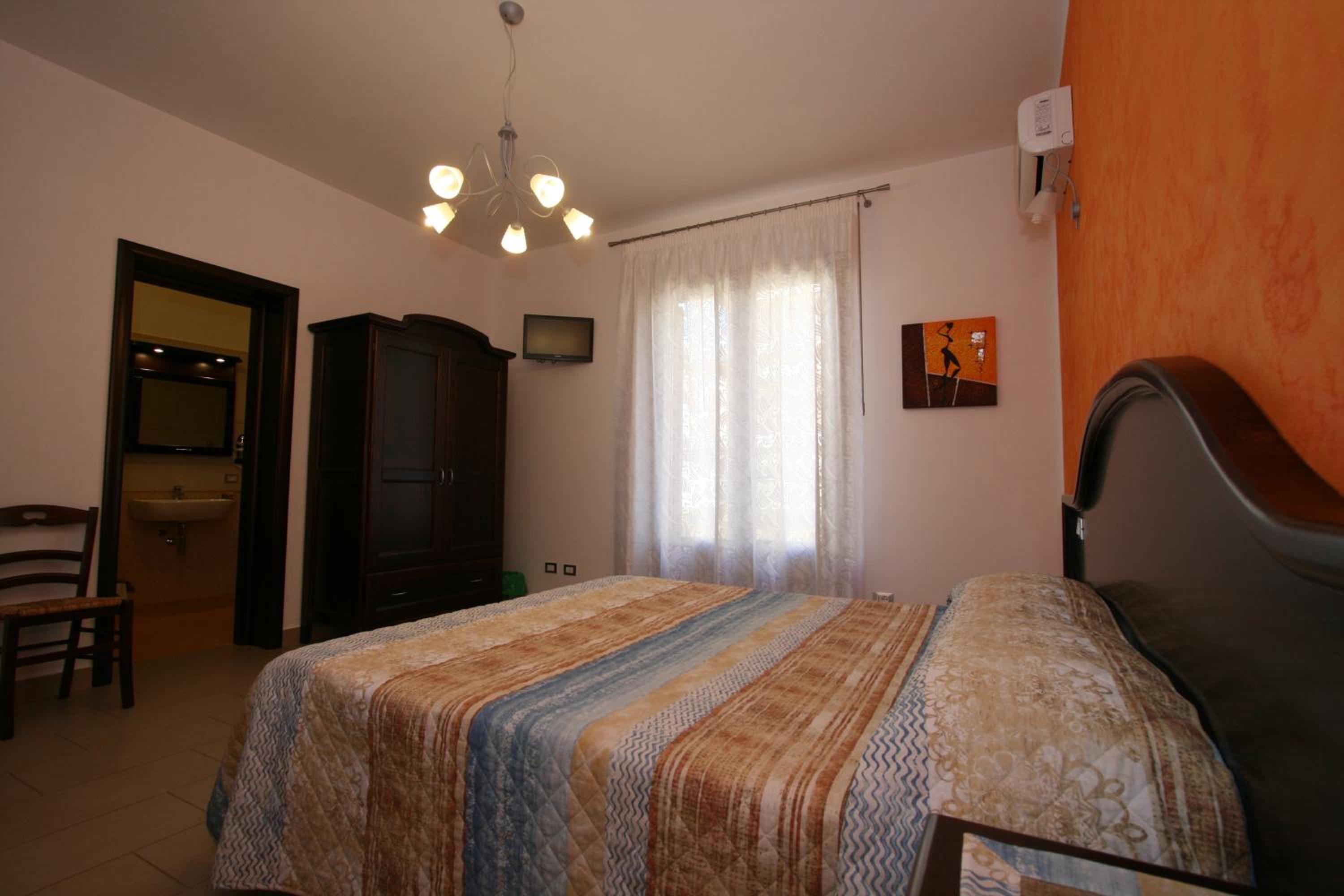 Double Room with Private Bathroom photo 1
