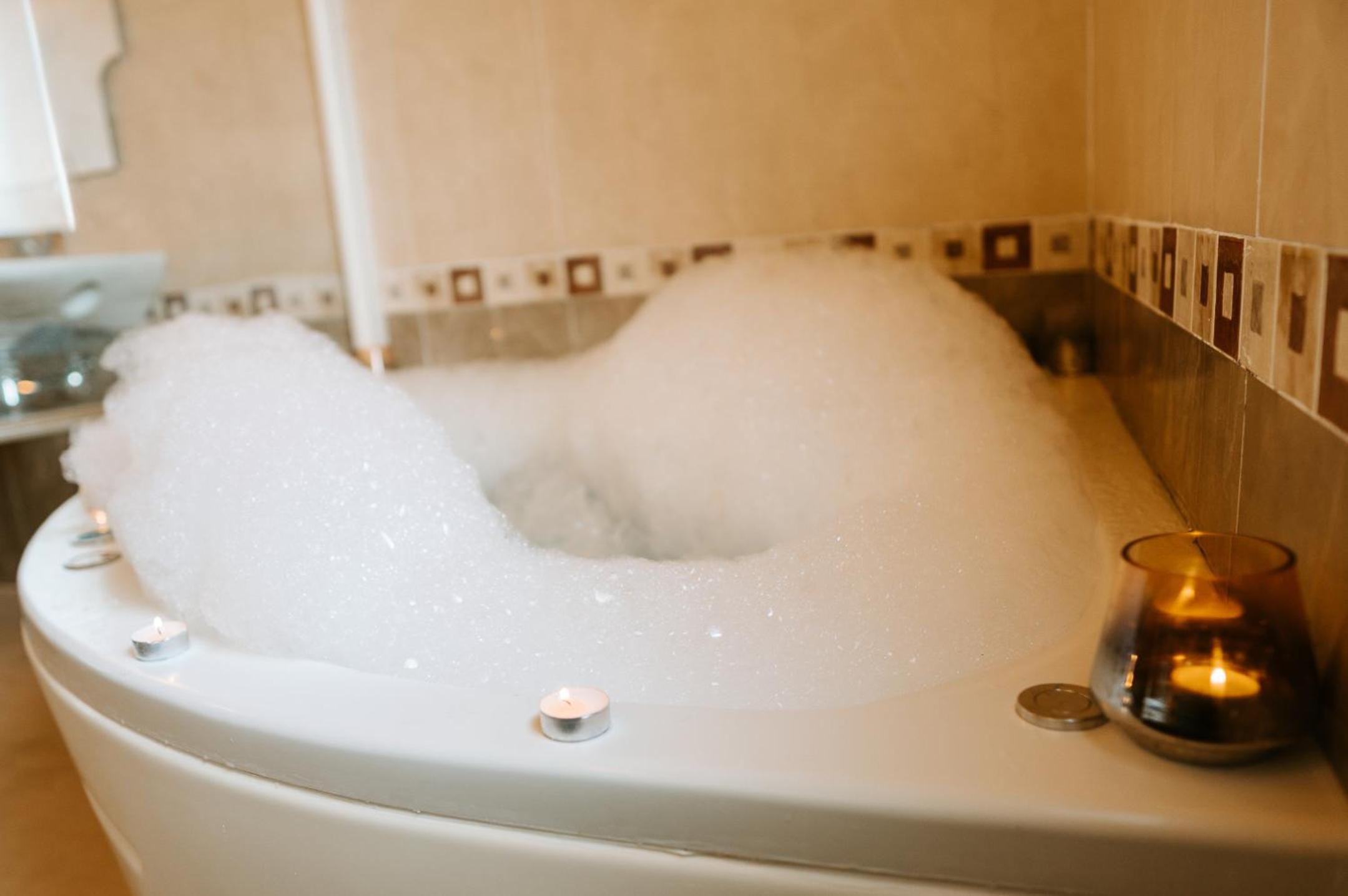 Double Room with Spa Bath photo 2