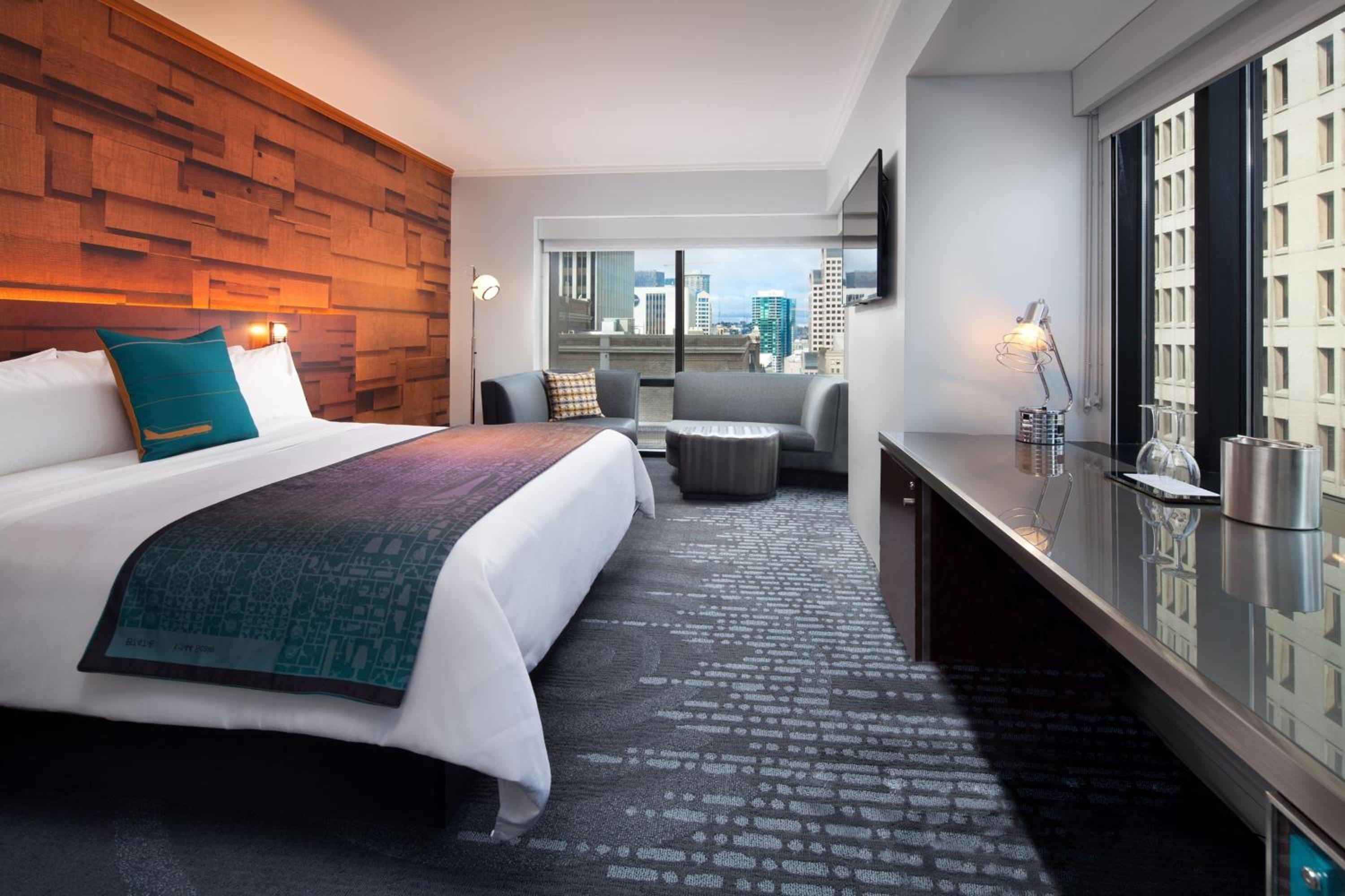 Studio Suite, 1 King, Corner room - Photo 11