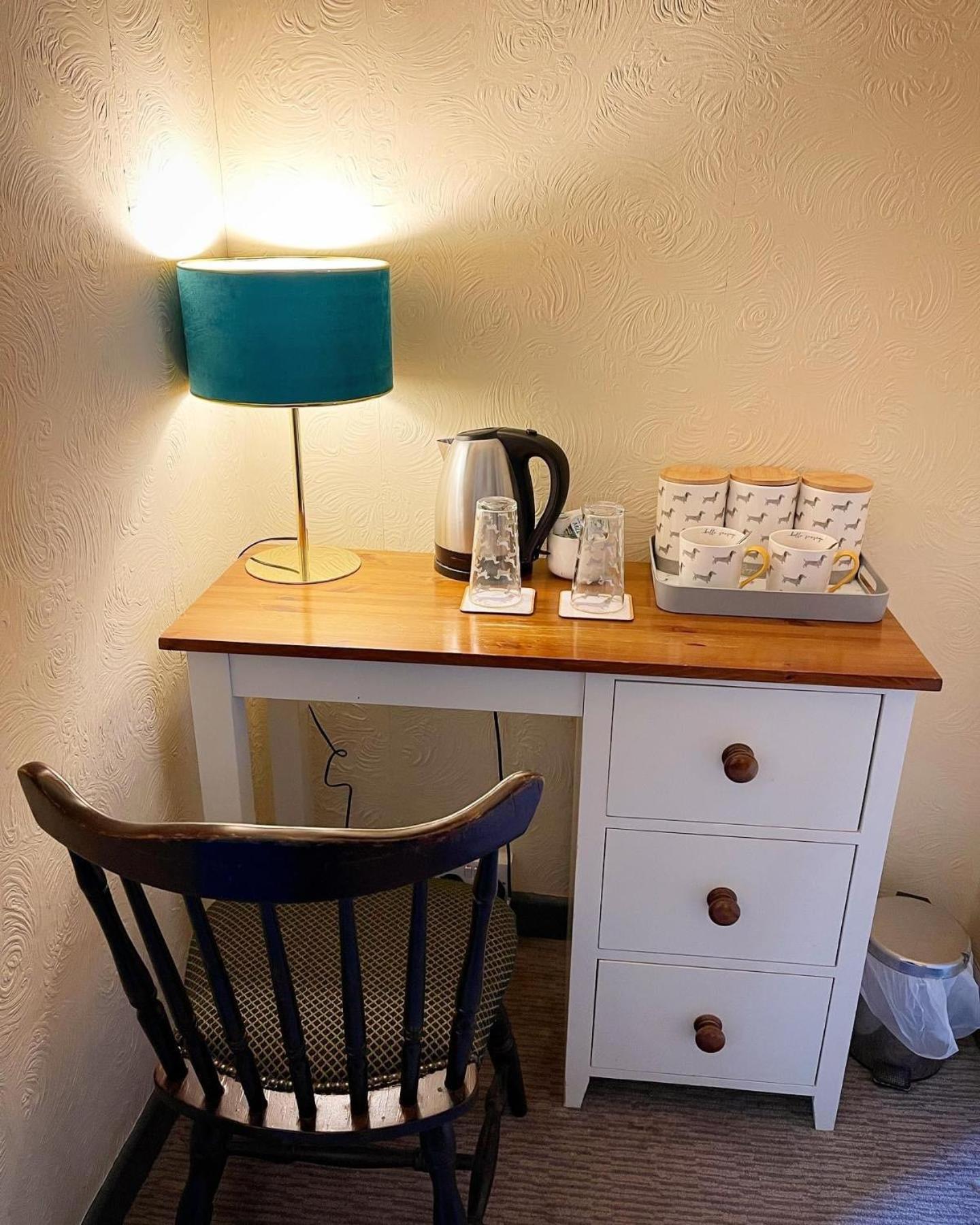 Budget Single Room with Shared Bathroom photo 2