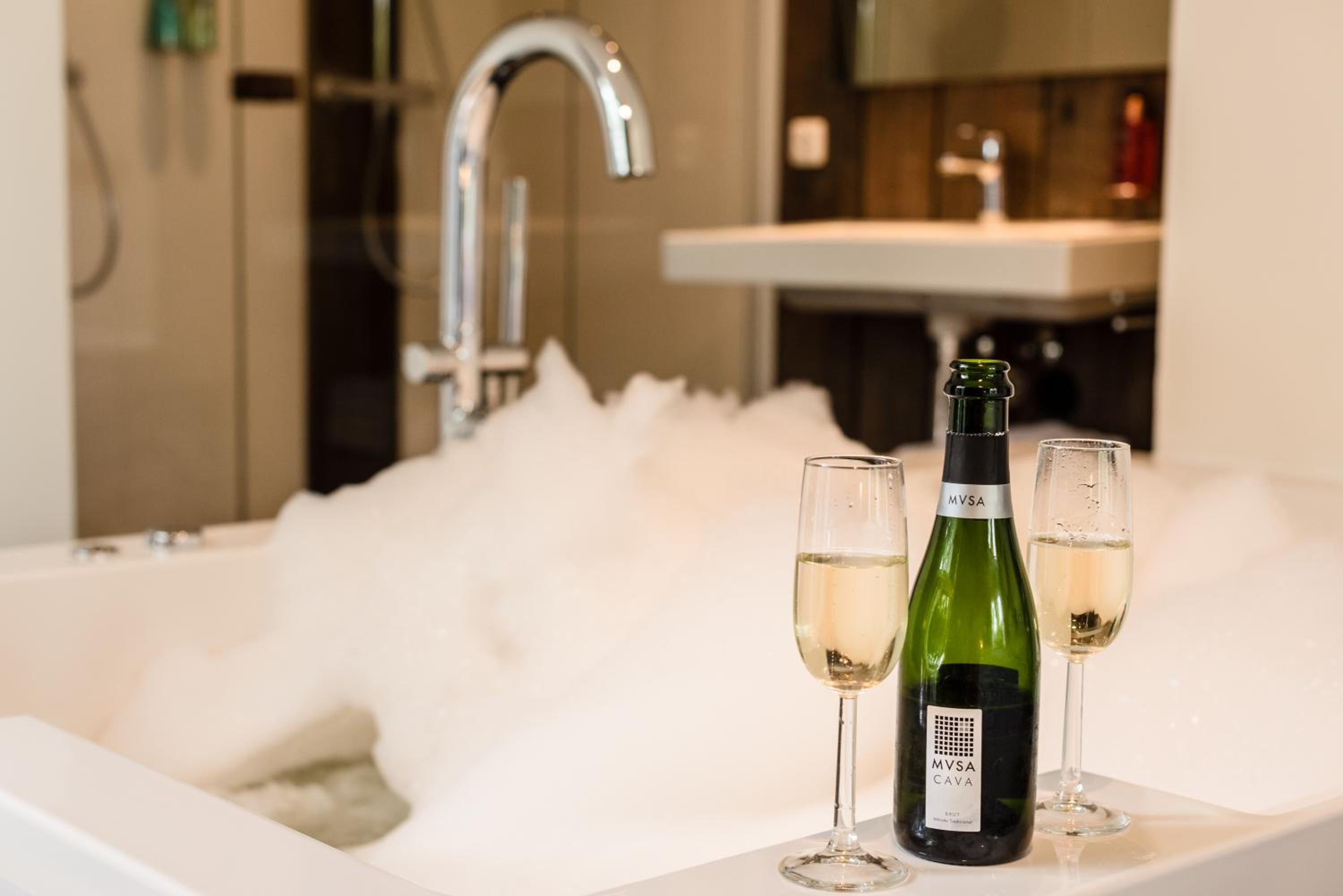 Deluxe Suite with Spa Bath photo 3