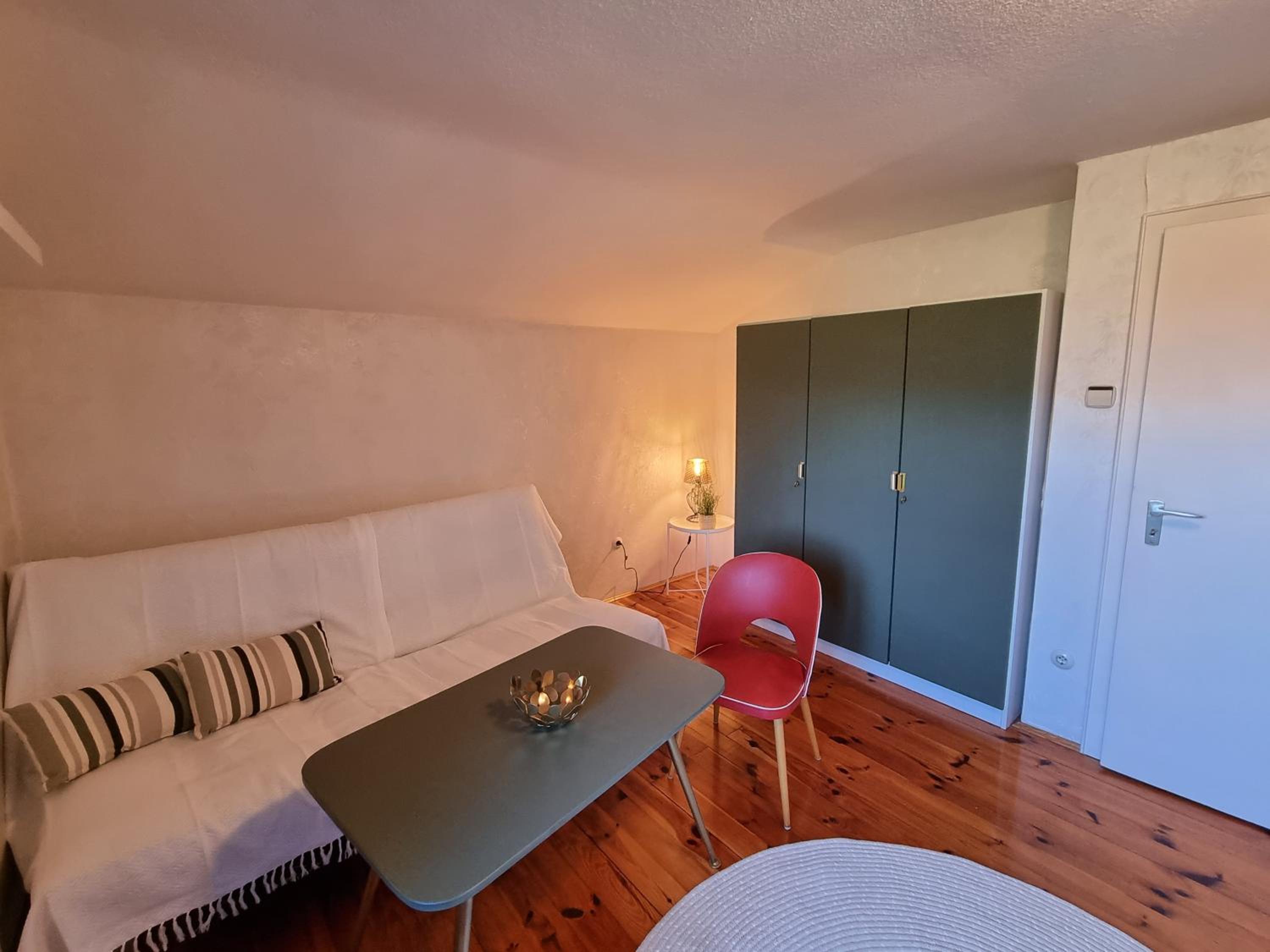 One-Bedroom Apartment photo 1