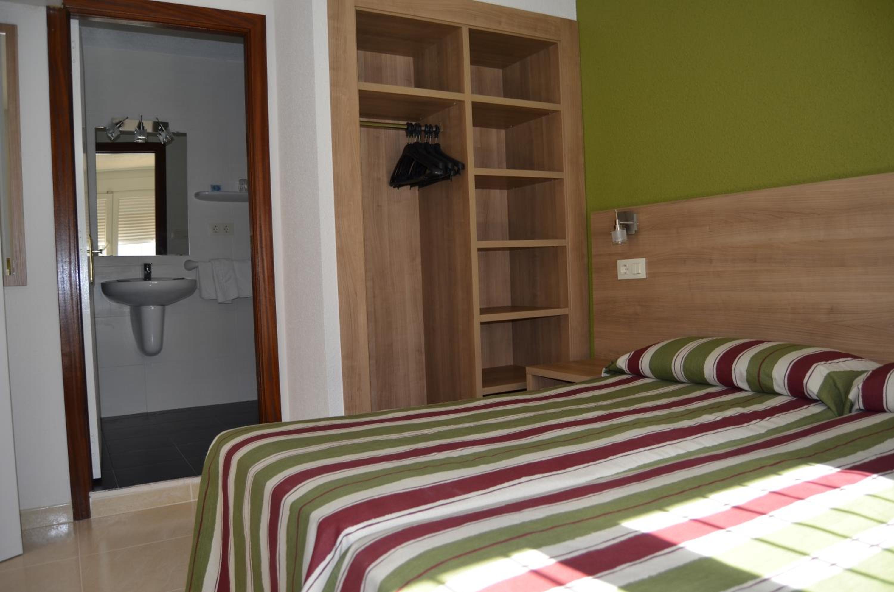 Standard Twin Room - Photo 3