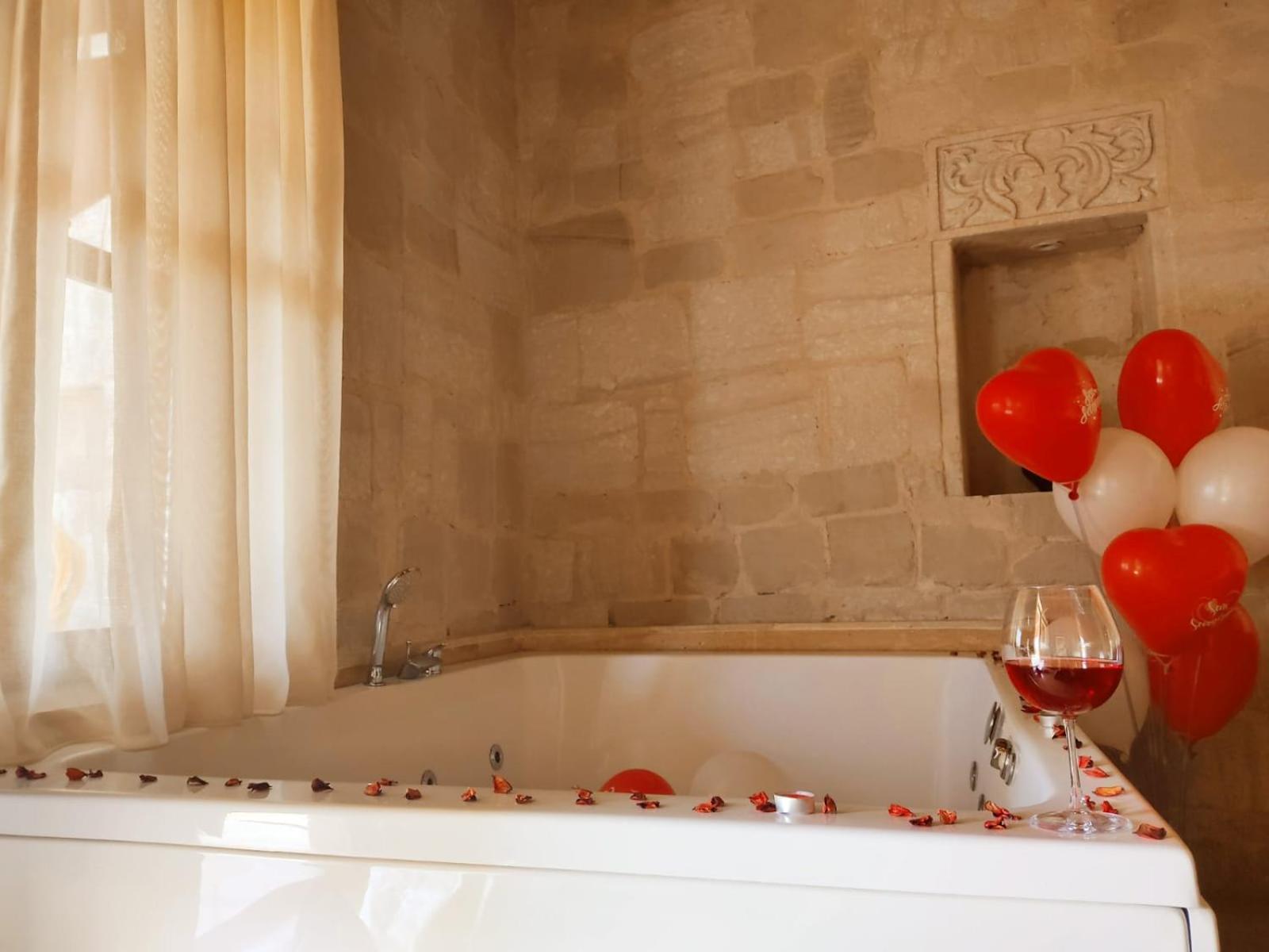 King Suite with Balcony - Photo 4