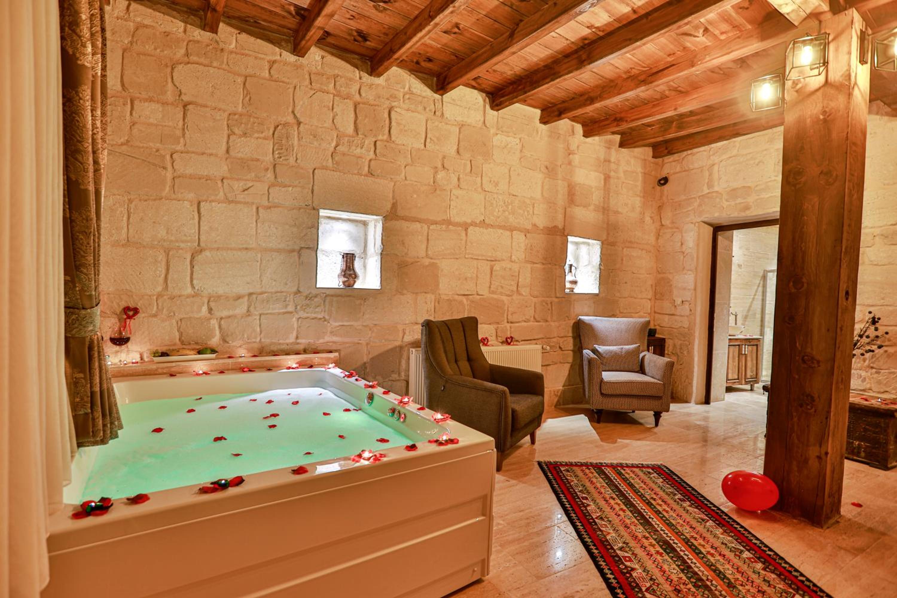 King Suite with Balcony - Photo 5