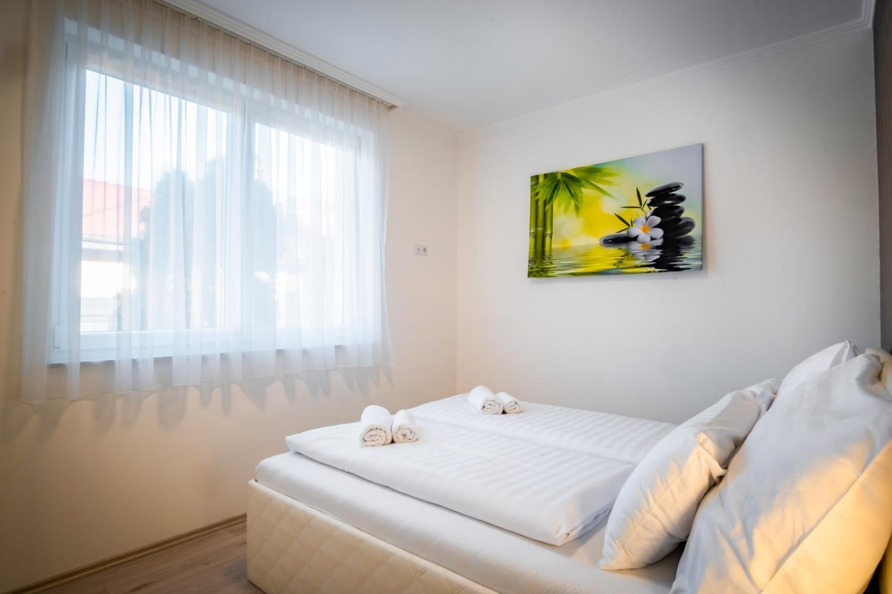 Two-Bedroom Apartment with Pool View photo 3