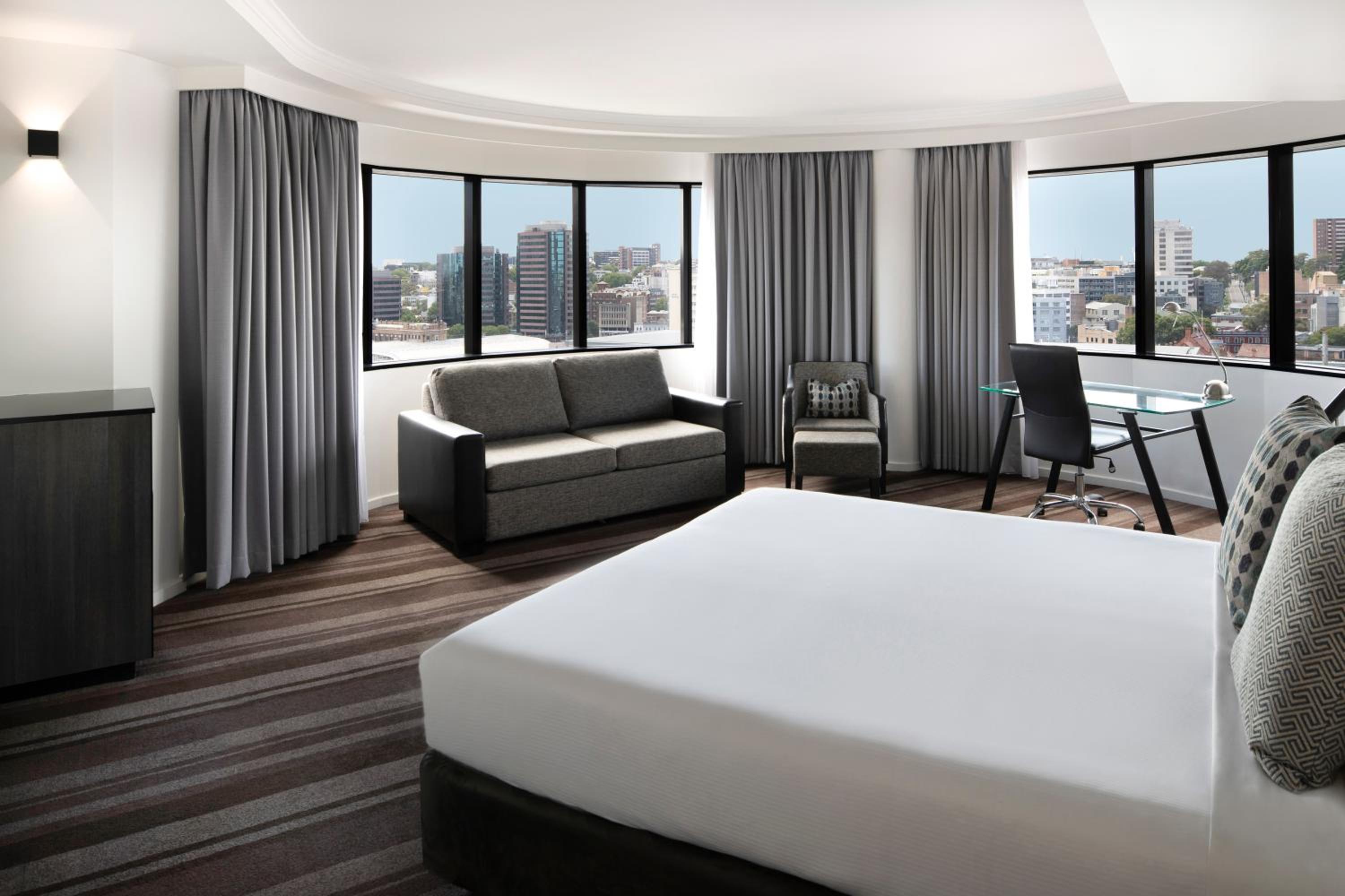 Deluxe King Room with City View