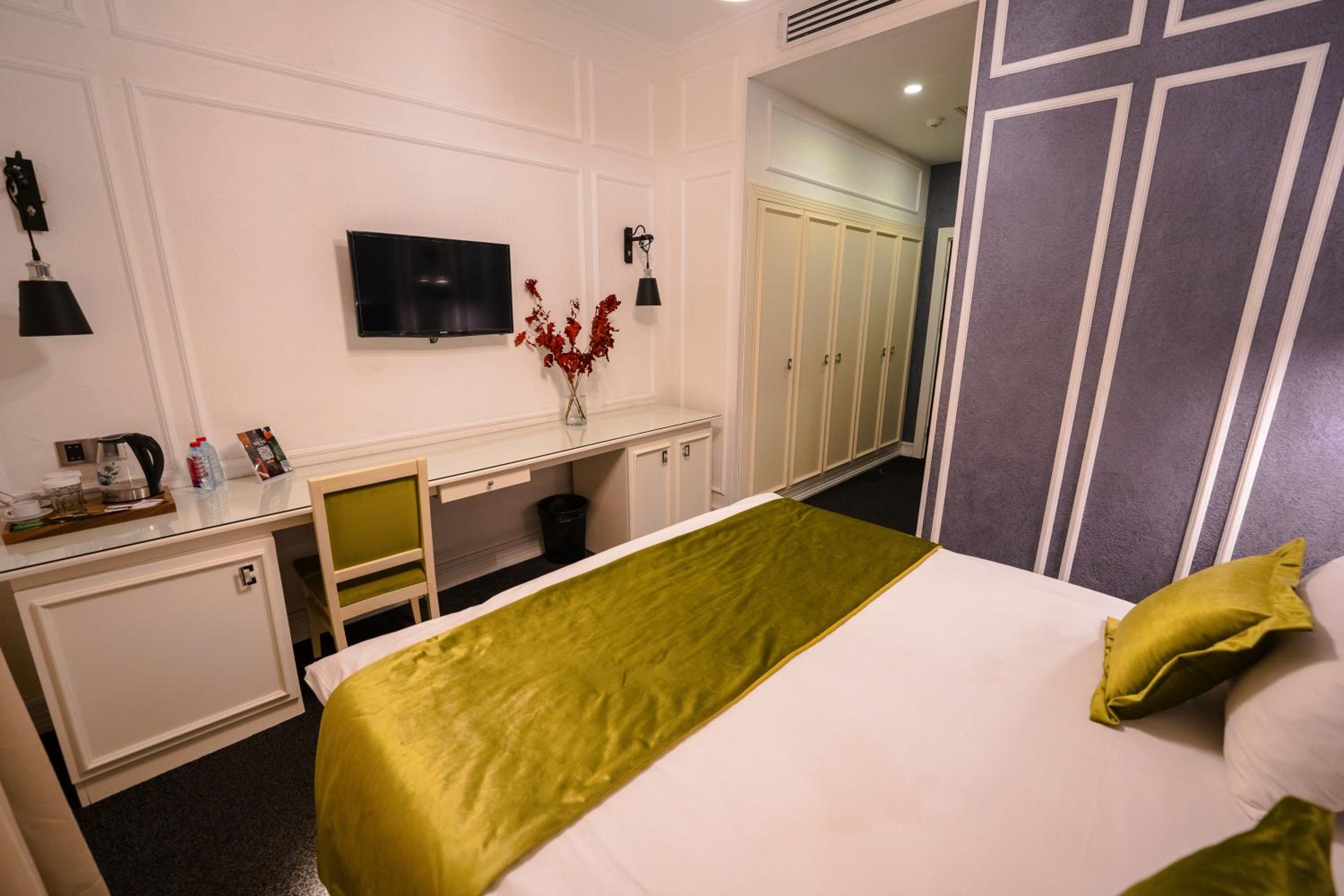 Double or Twin Room with City View photo 2