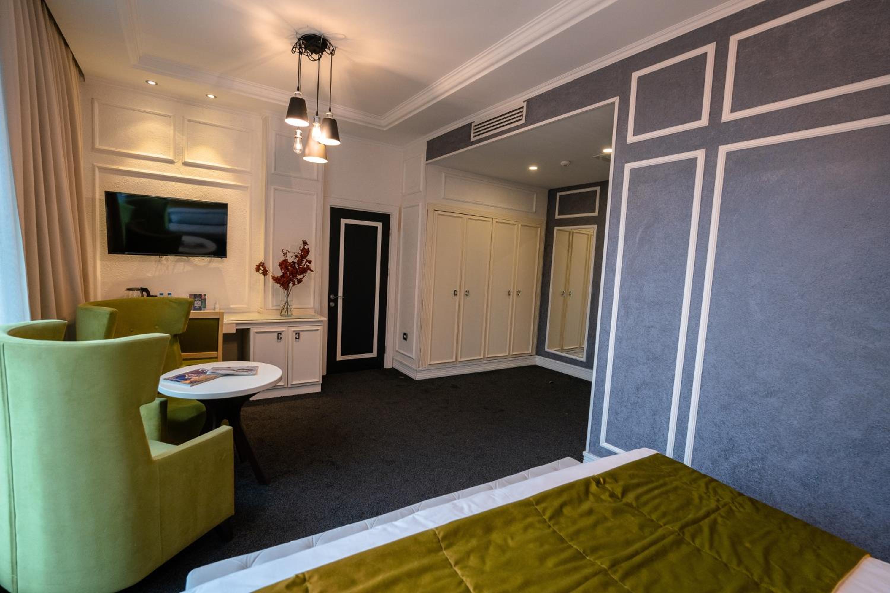 Superior Family Room photo 1